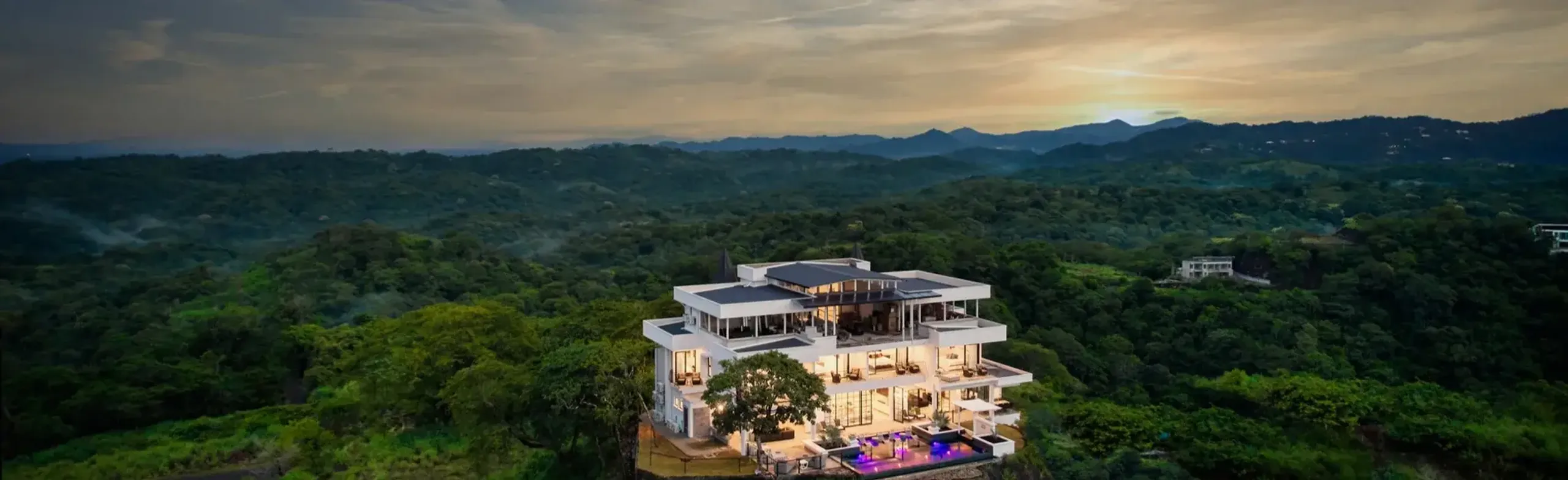 Elegant Treasure in the Sky with Infinity Pool and Ocean Views — photograph 4