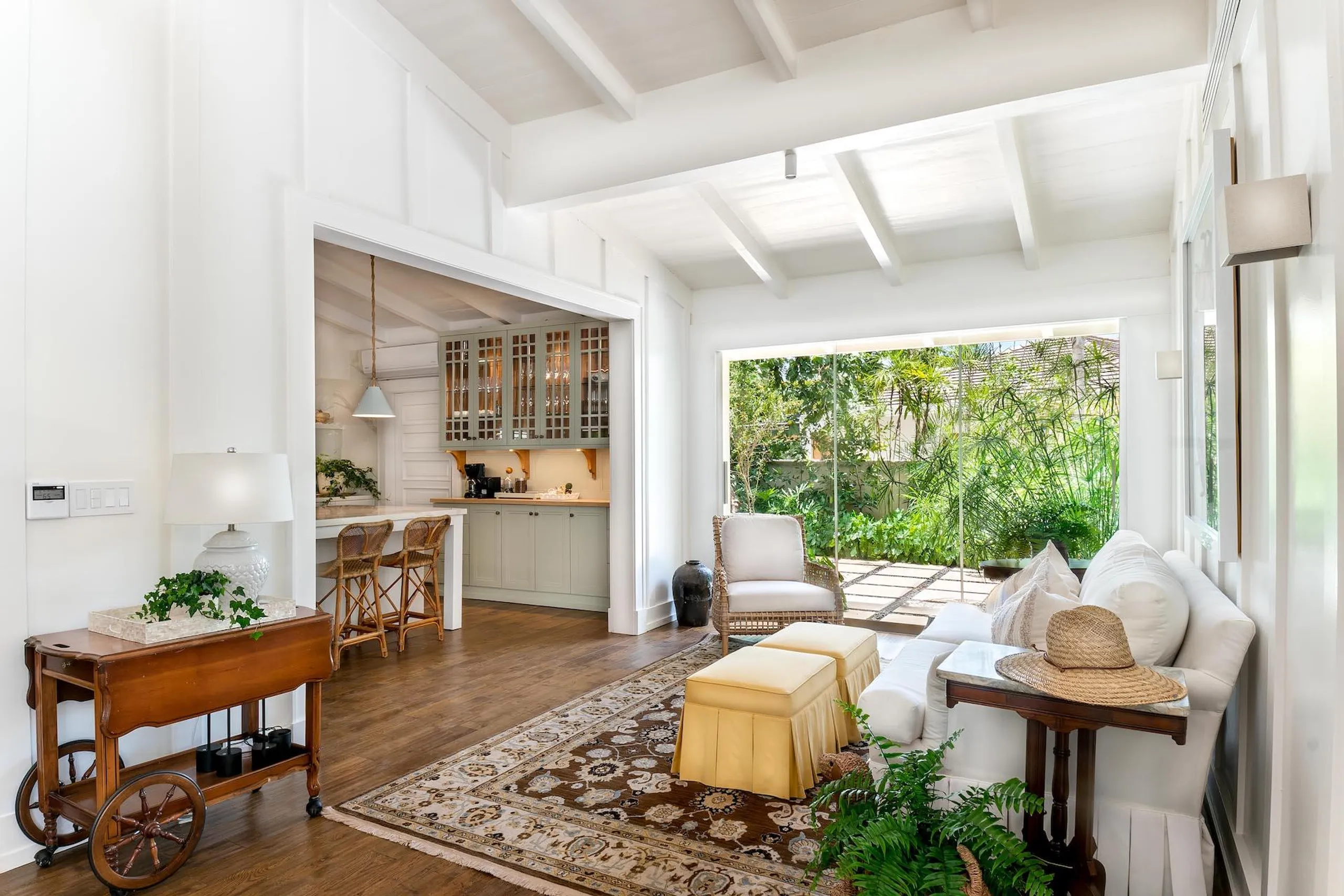 Glorious Fully Air-conditioned Villa with Private Pool and Picturesque Lake Views — photograph 6