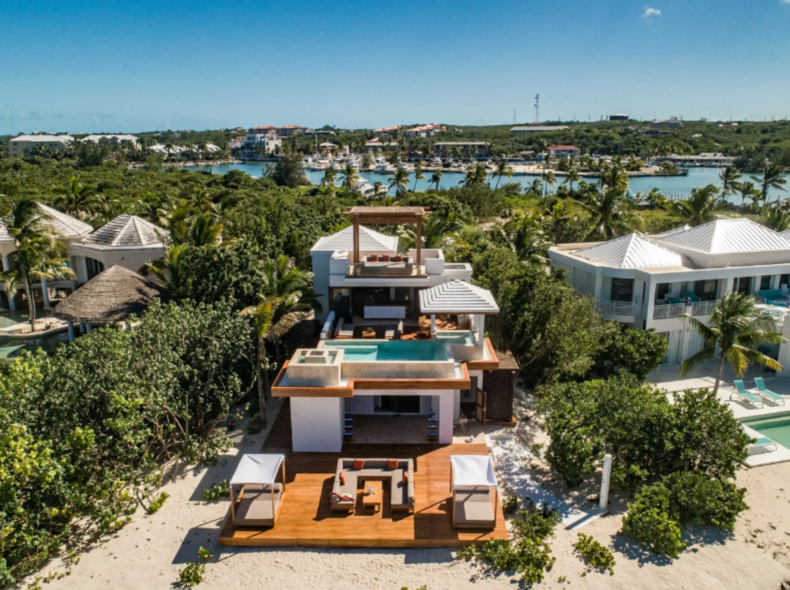 Captivating Beach Retreat with Artistic Vibes and Private Pool — photograph 2