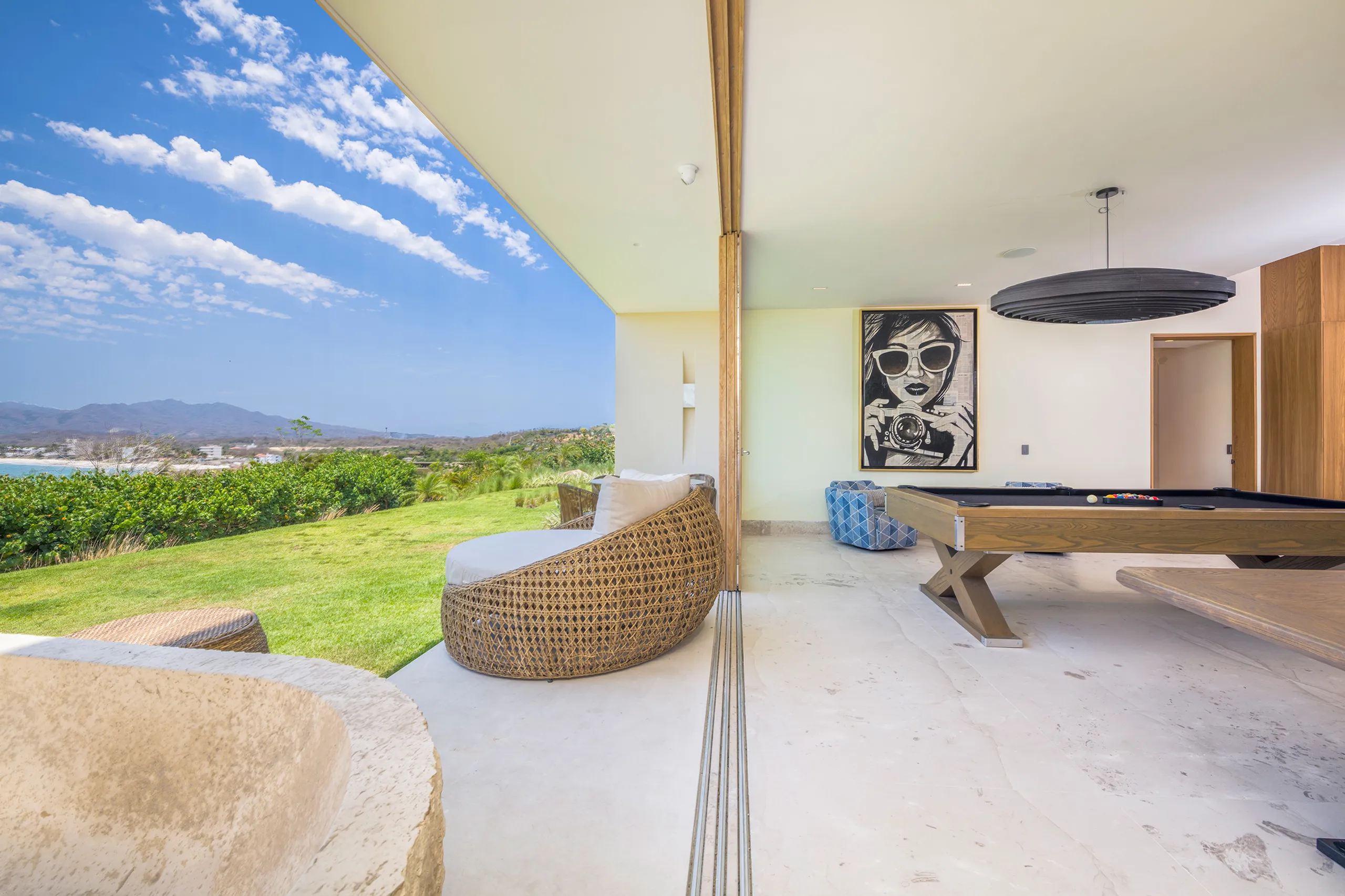 Prestigious Oceanfront Villa with Heated Pool and Jacuzzi — photograph 6