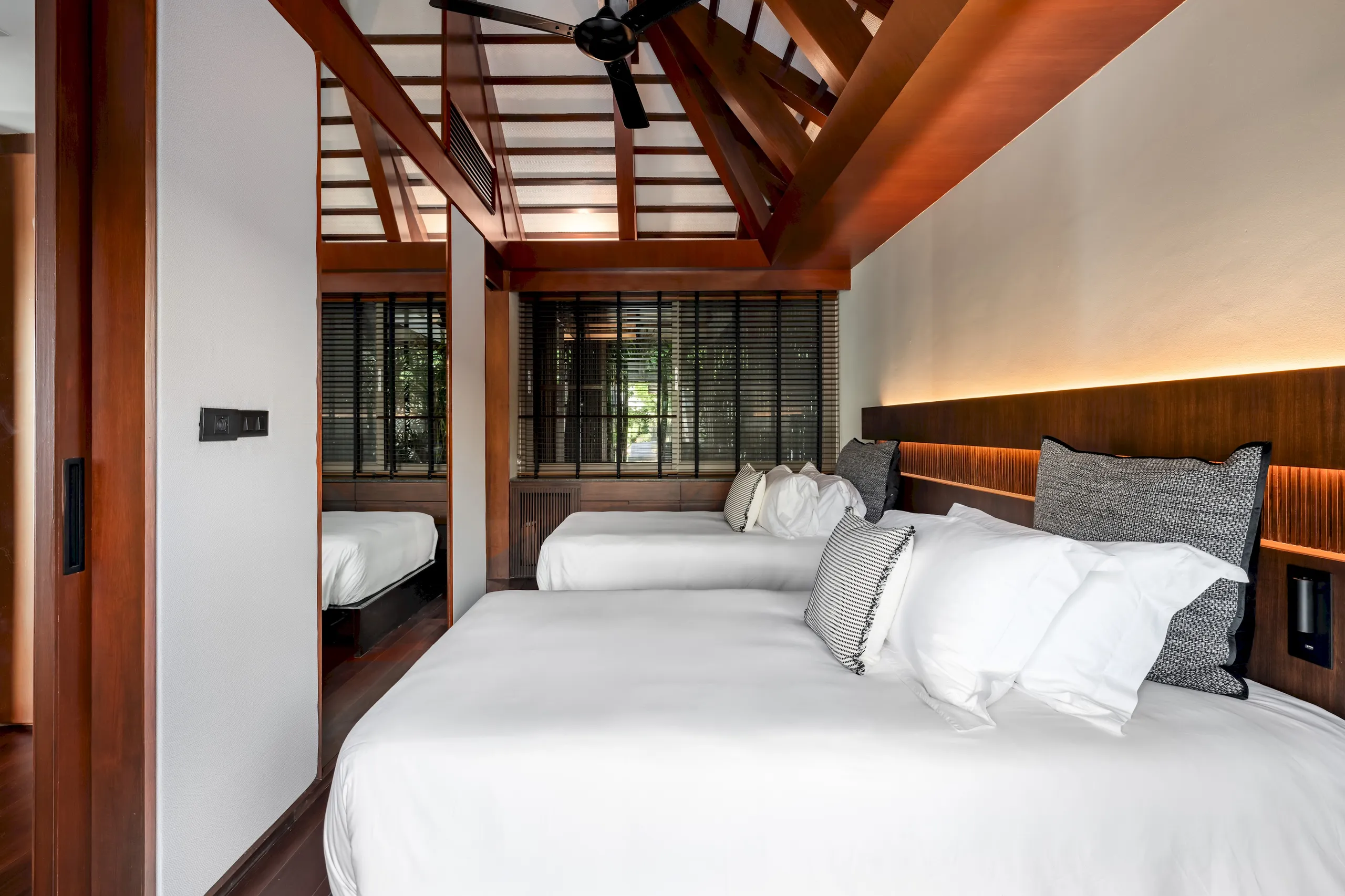 Sumptuous 6-Bedroom Villa with Spa, Gym & Three Pools — photograph 9