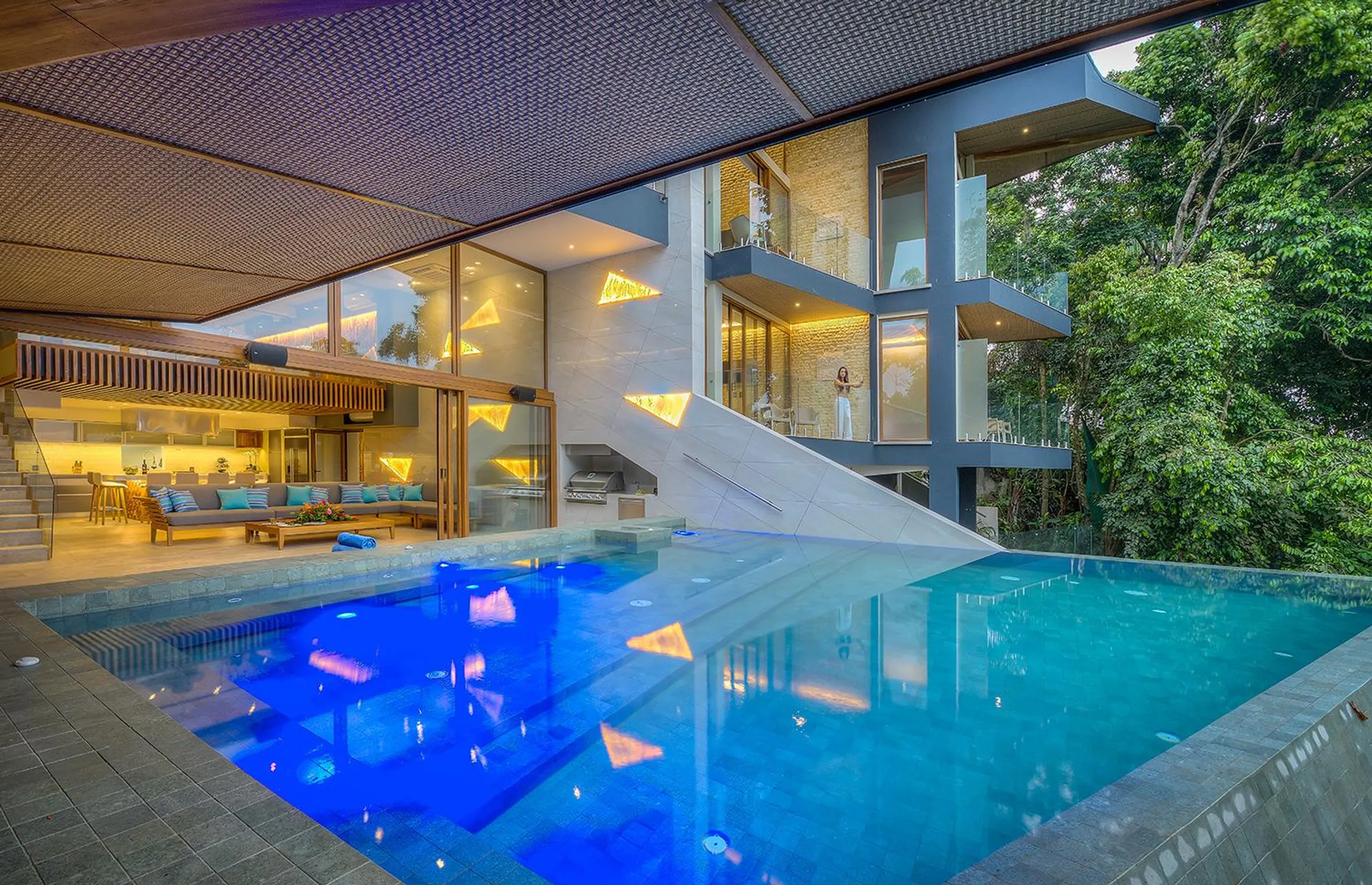 Majestic 8 Bedroom Villa with Private Infinity Pool and View of Pacific's Crashing Waves, Manuel Antonio