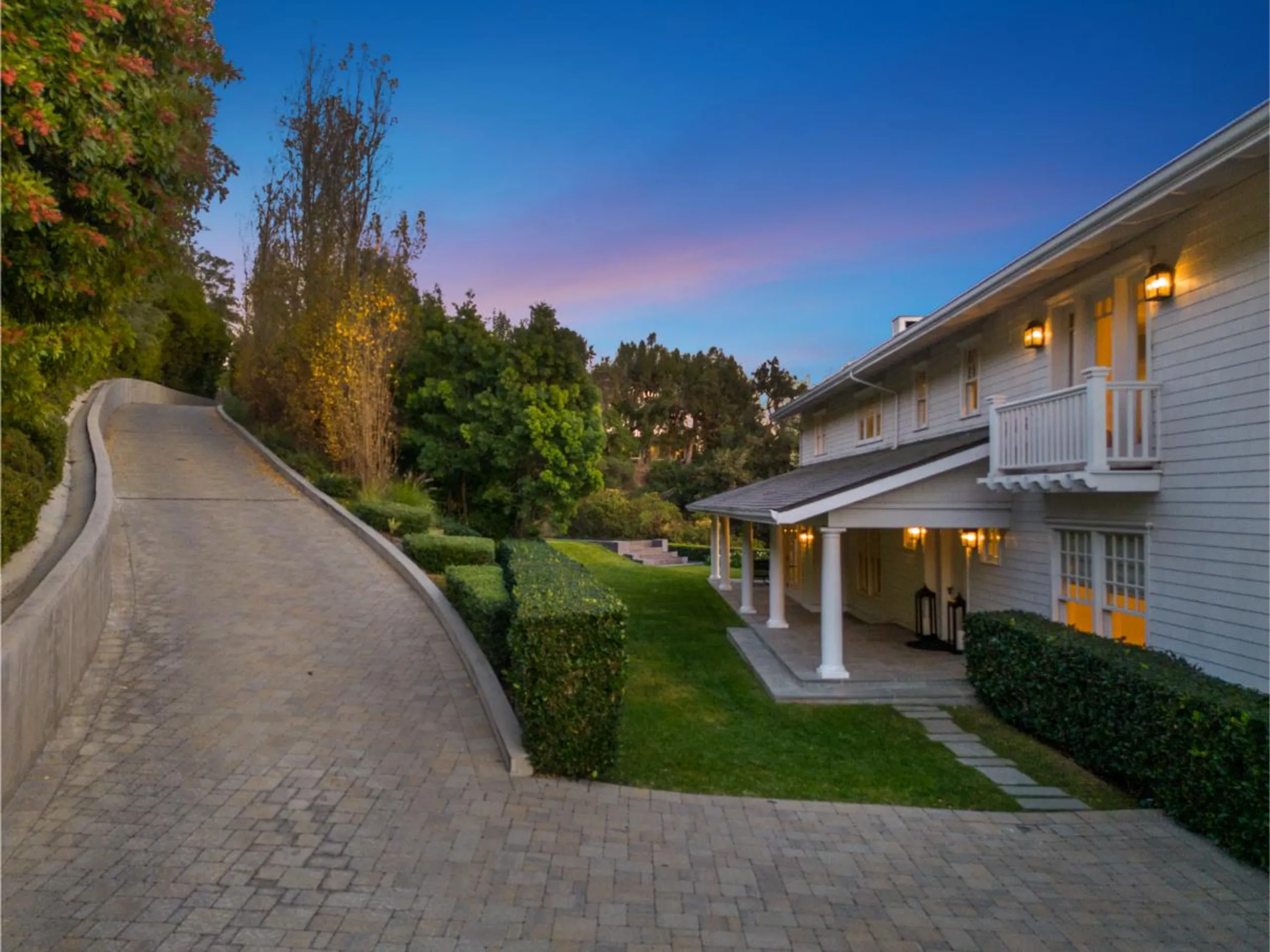 Magnificent Contemporary Villa with Private Pool and Garden Grounds — photograph 11