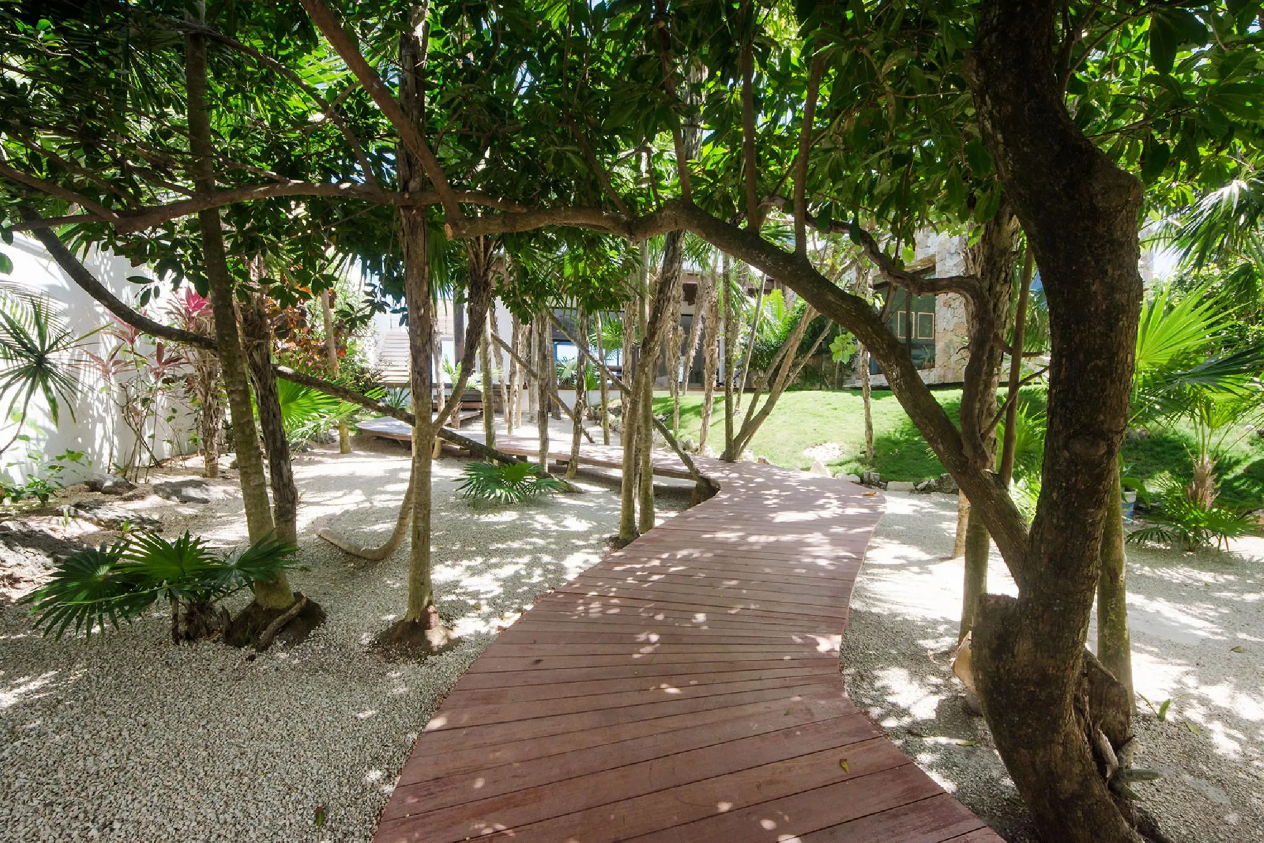 Tulum Beach Front Eco-Villa with Infinity Pool and Stunning Ocean Views — photograph 8