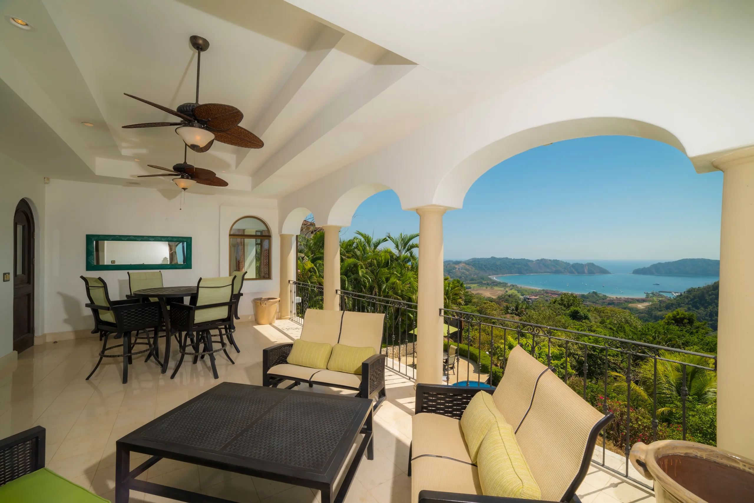 Luminous Five Bedroom Villa with Private Pool, and Ocean Views — photograph 8