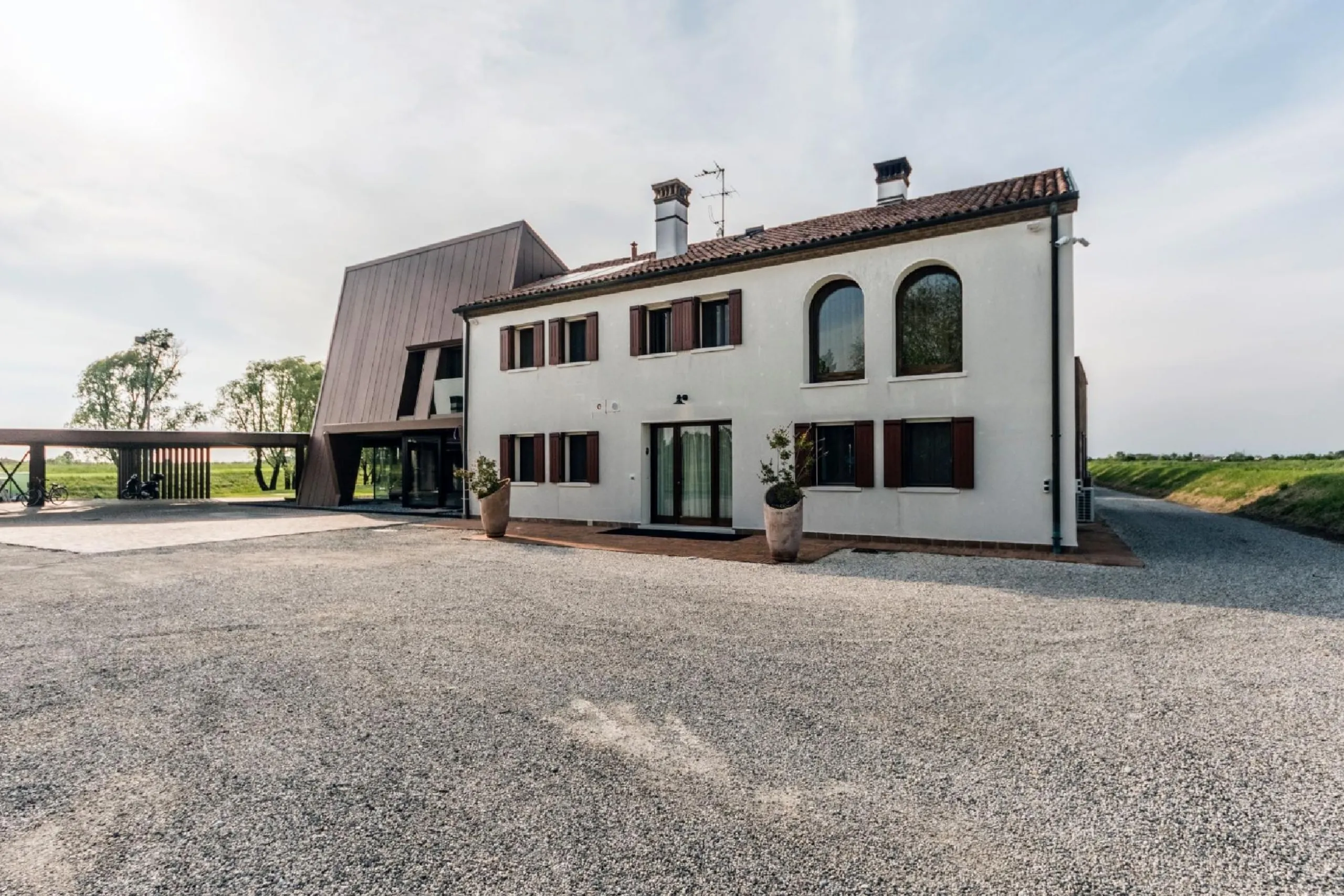 Contemporary Italian Villa Near Venice with Grand Pool and Lush Garden Grounds — photograph 8