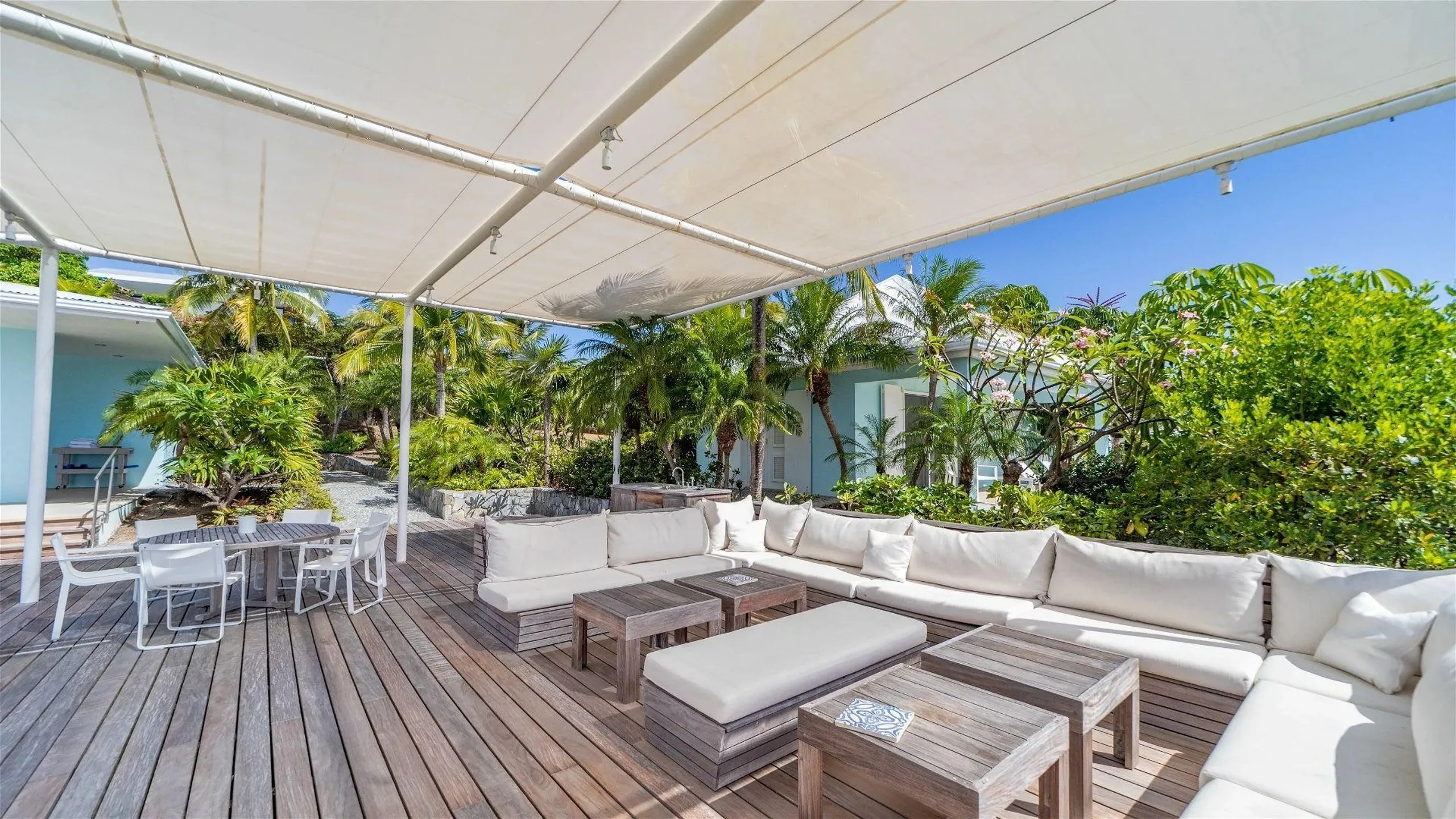 Oceanview Luxury Villa with Infinity Pool — photograph 3