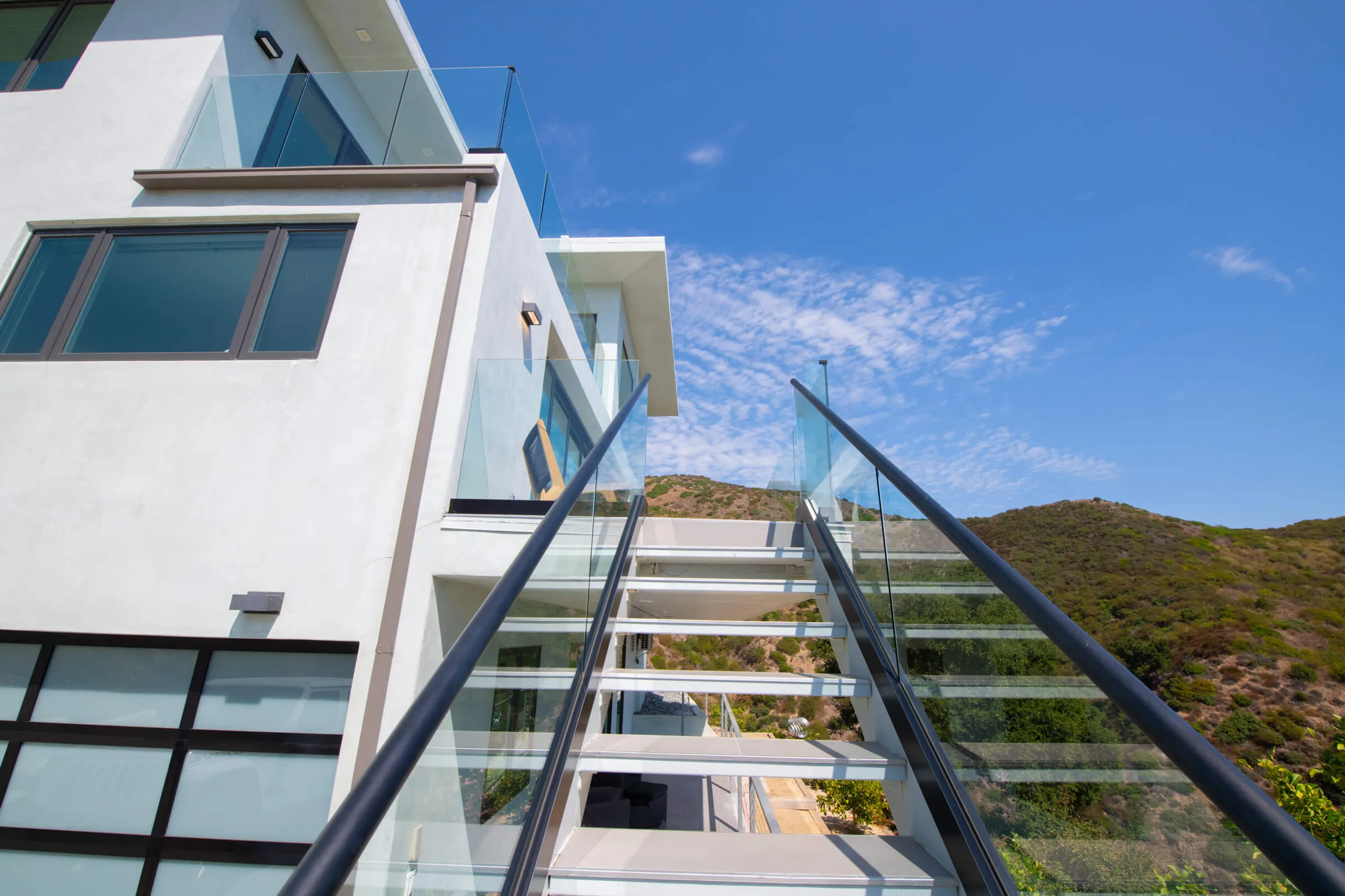 Majestic Malibu Smart Home with Ocean, Canyon & Mountain View Villa — photograph 11