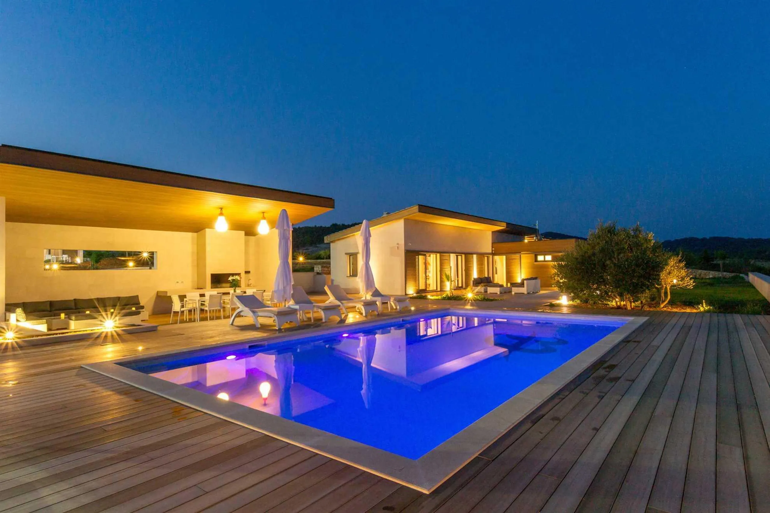Radiant Modern Villa with Pool, Sauna, and Tennis Court in Hvar, Zastrazisce