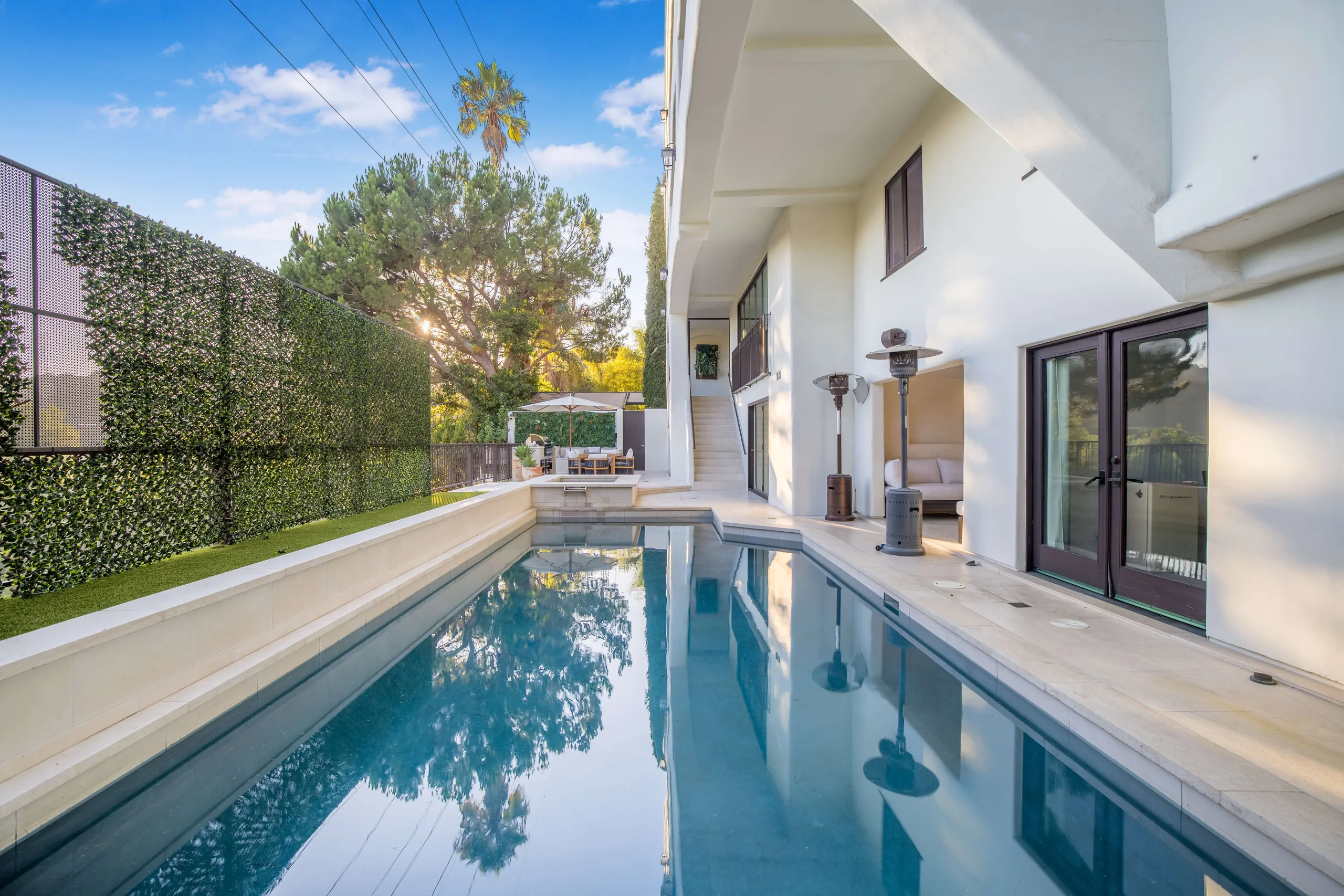 Iconic Mulholland Villa with Pool, Theater & City Views — photograph 4