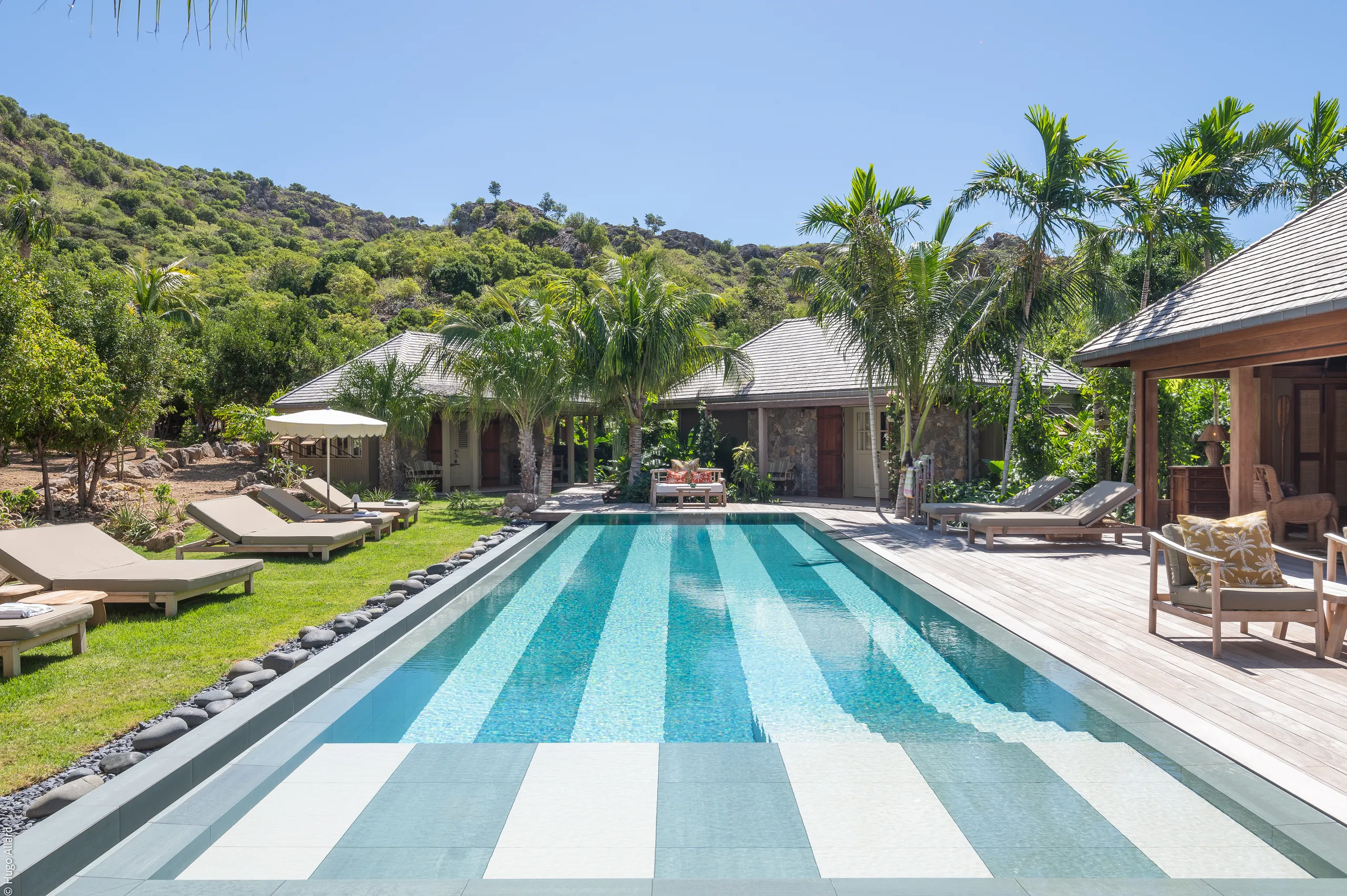 Classic-Meets-Modern Villa with Pool & Private Grounds — photograph 6