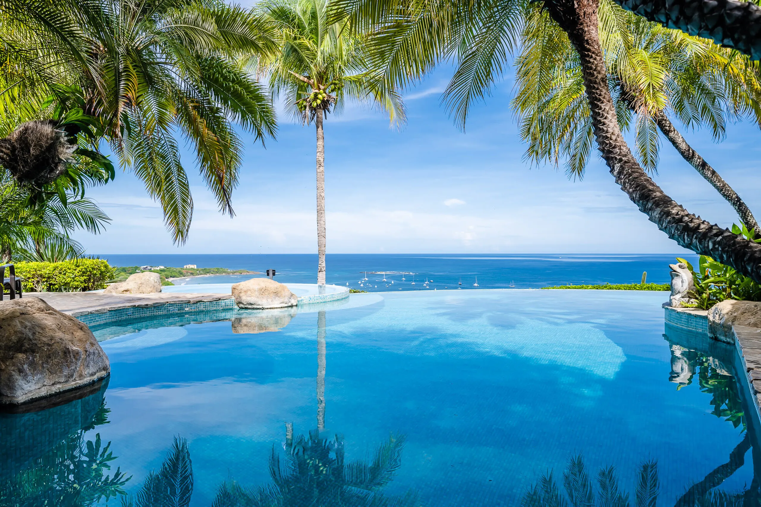 Sprawling 15 Bedroom Estate with Two Pools, and Ocean Views — photograph 11