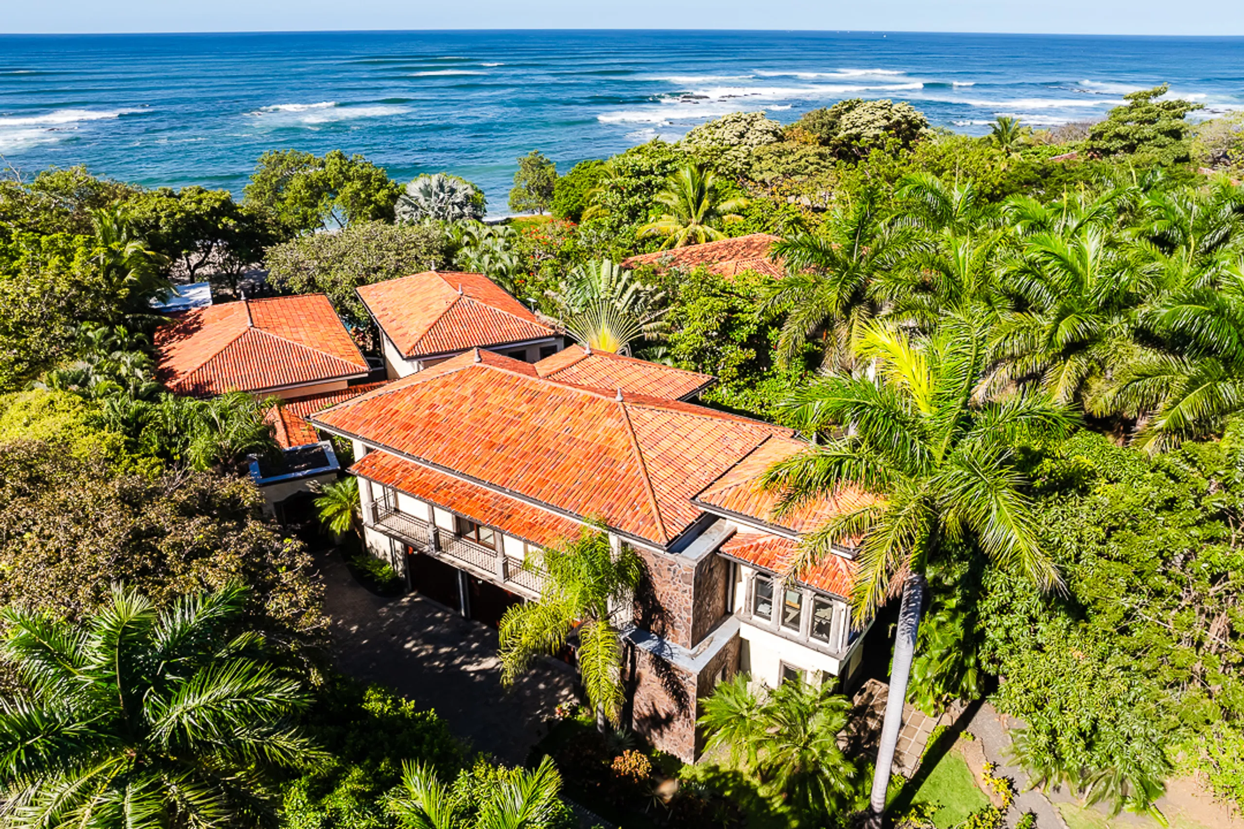 Captivating Playa Langosta Estate with Invigorating Pool and Jacuzzi — photograph 11