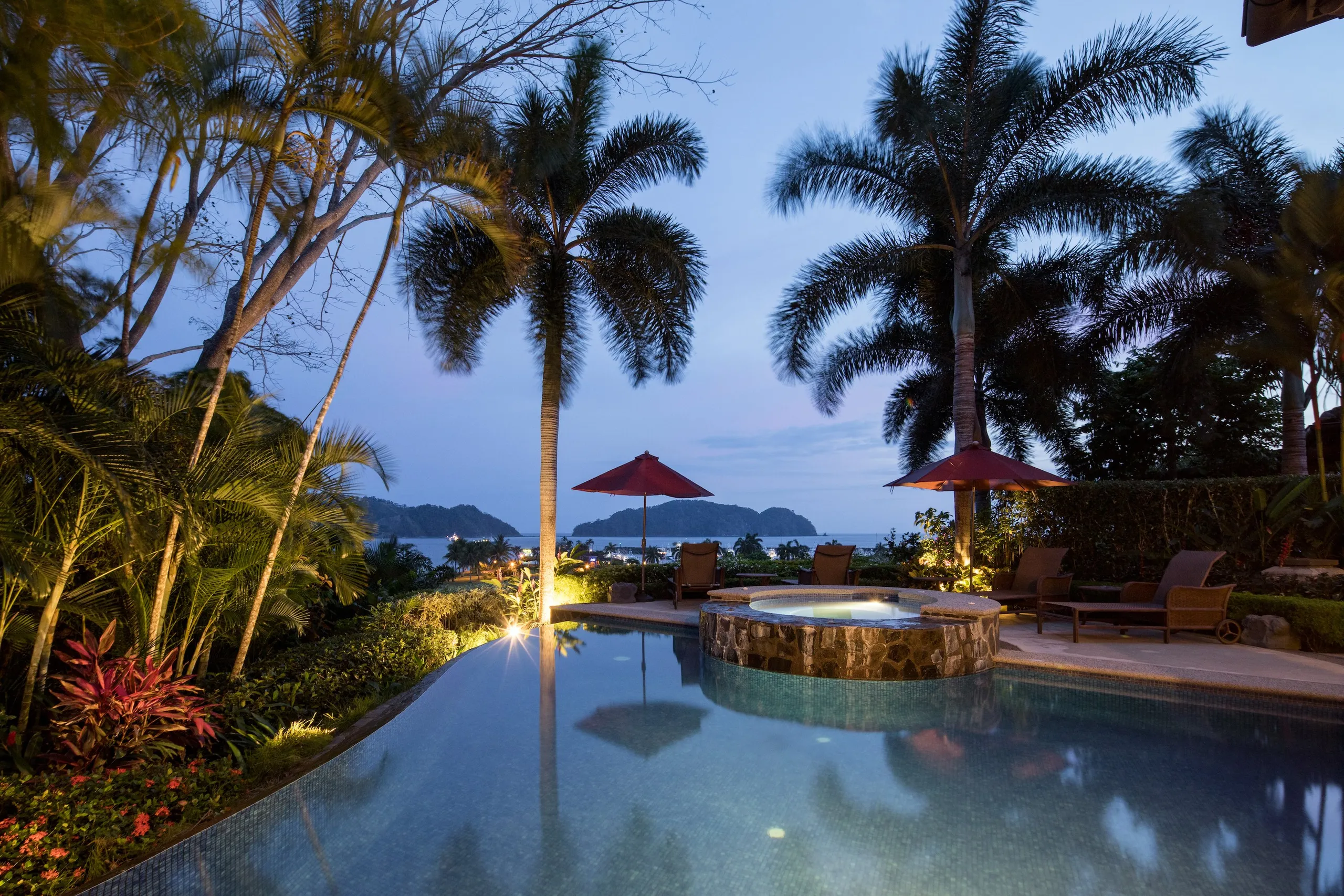 Spanish Colonial Villa in Altamira with Infinity Pool & Stunning Pacific Views — photograph 3