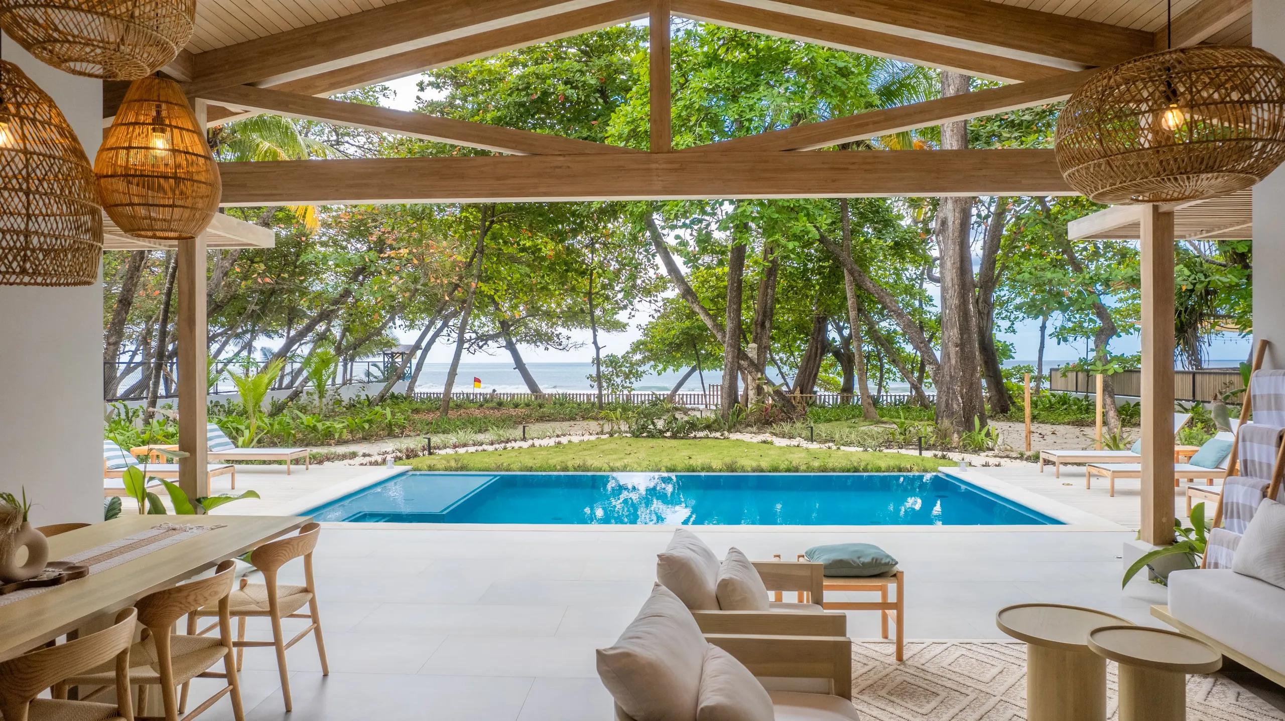 Chic Oceanfront Villa with Panoramic Views on Santa Teresa’s Golden Sands — photograph 4