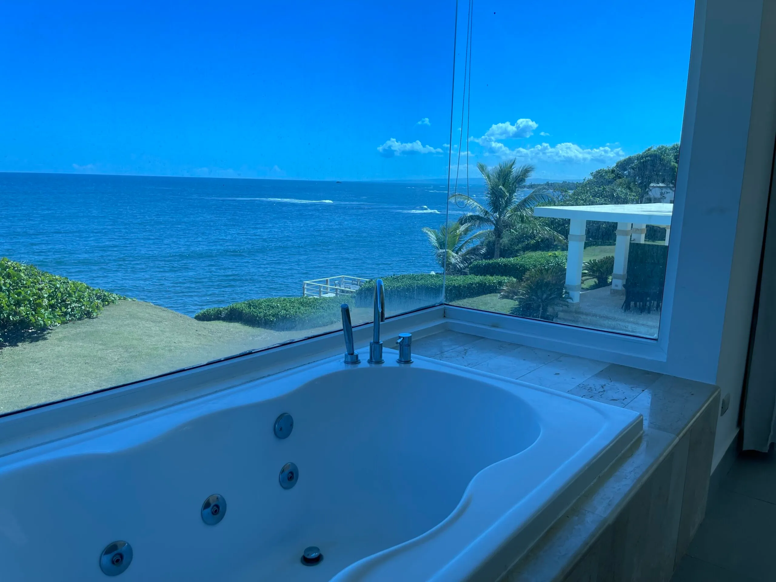 Splendid Tropical Villa with Infinity Pool, Jacuzzi and Stunning Ocean Views — photograph 11