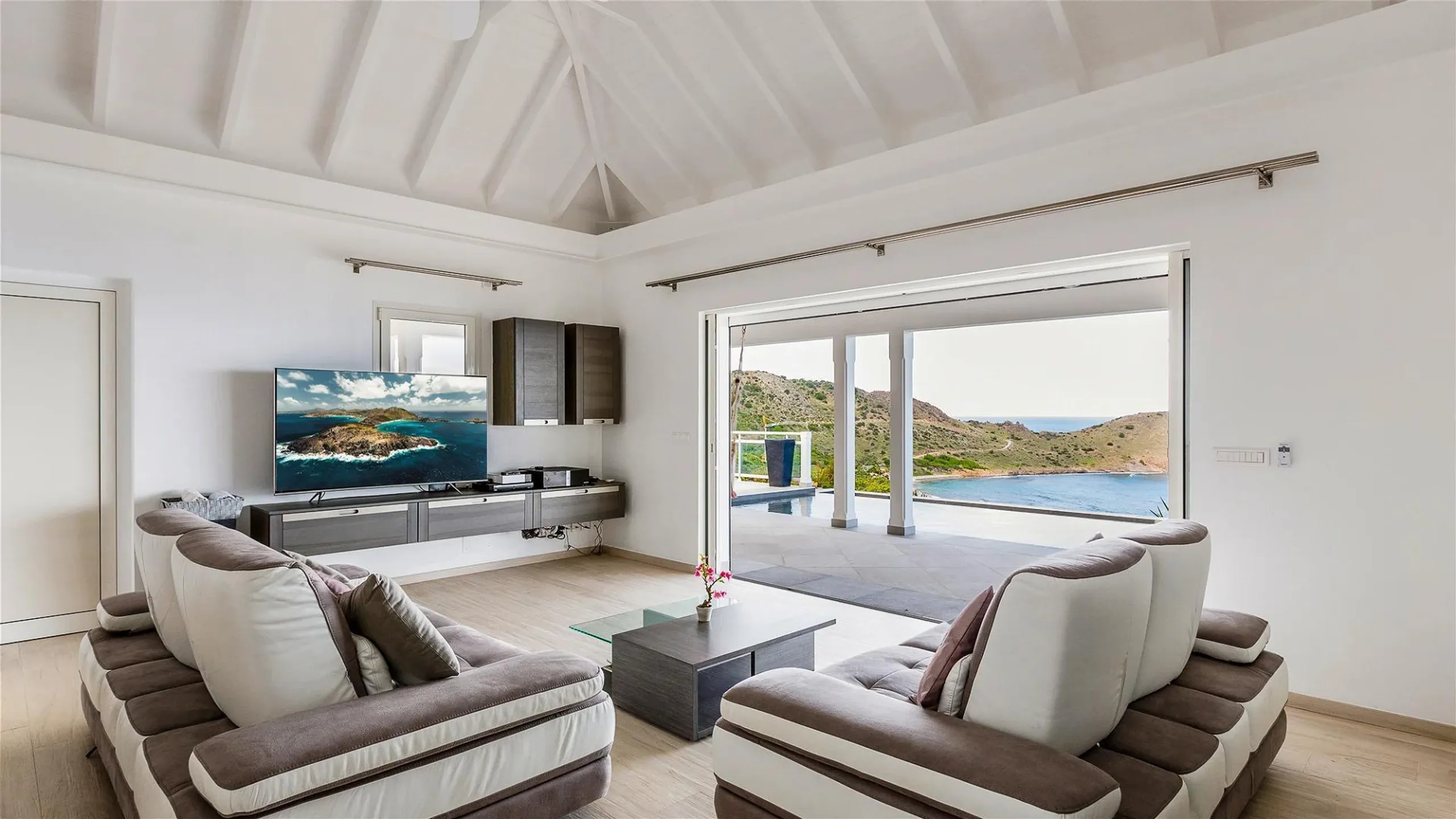 Chic Tropical Holiday Villa with Infinity Pool and Panoramic Ocean Views — photograph 9