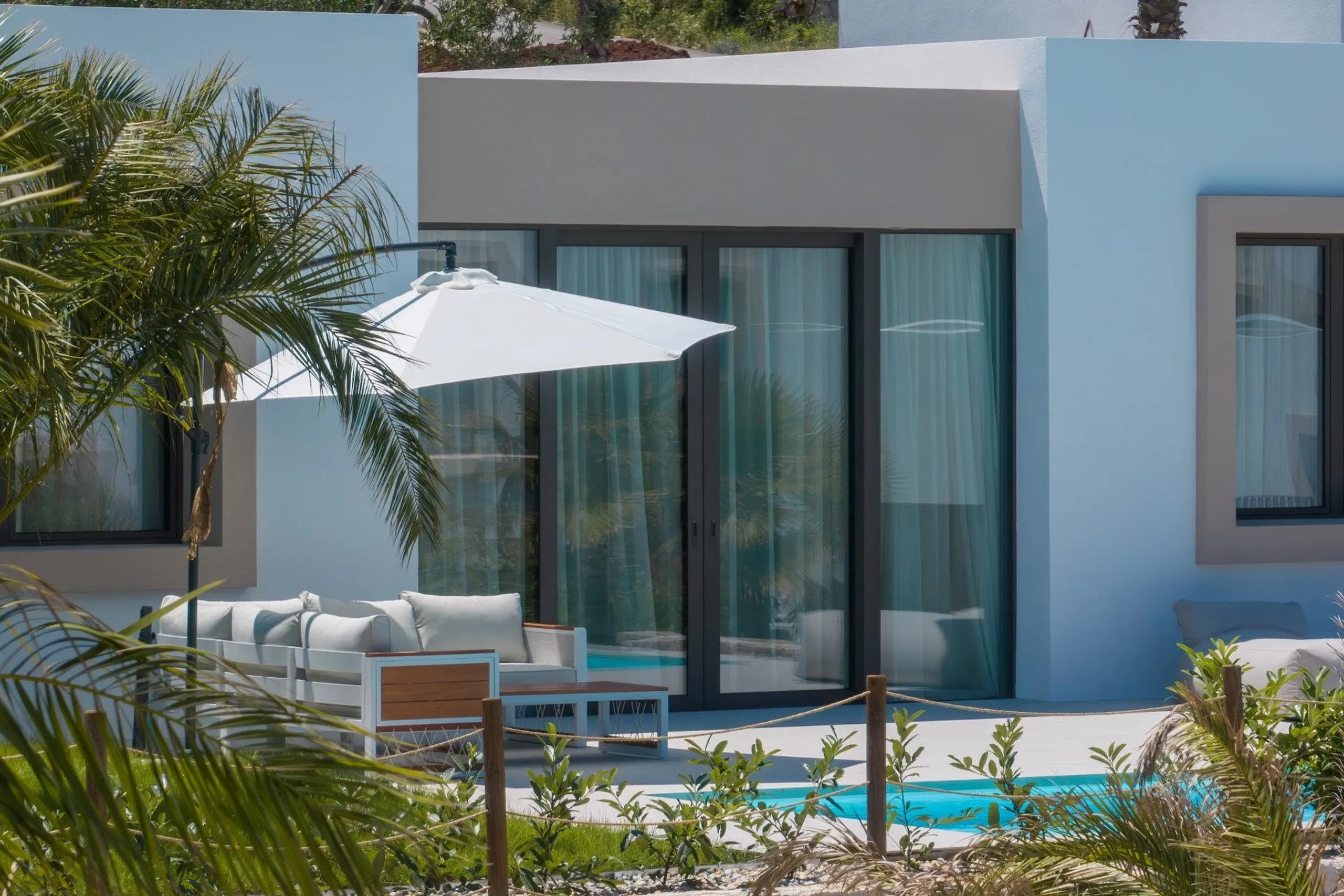 Plush Villa with Pool and Captivating Sea Views — photograph 3