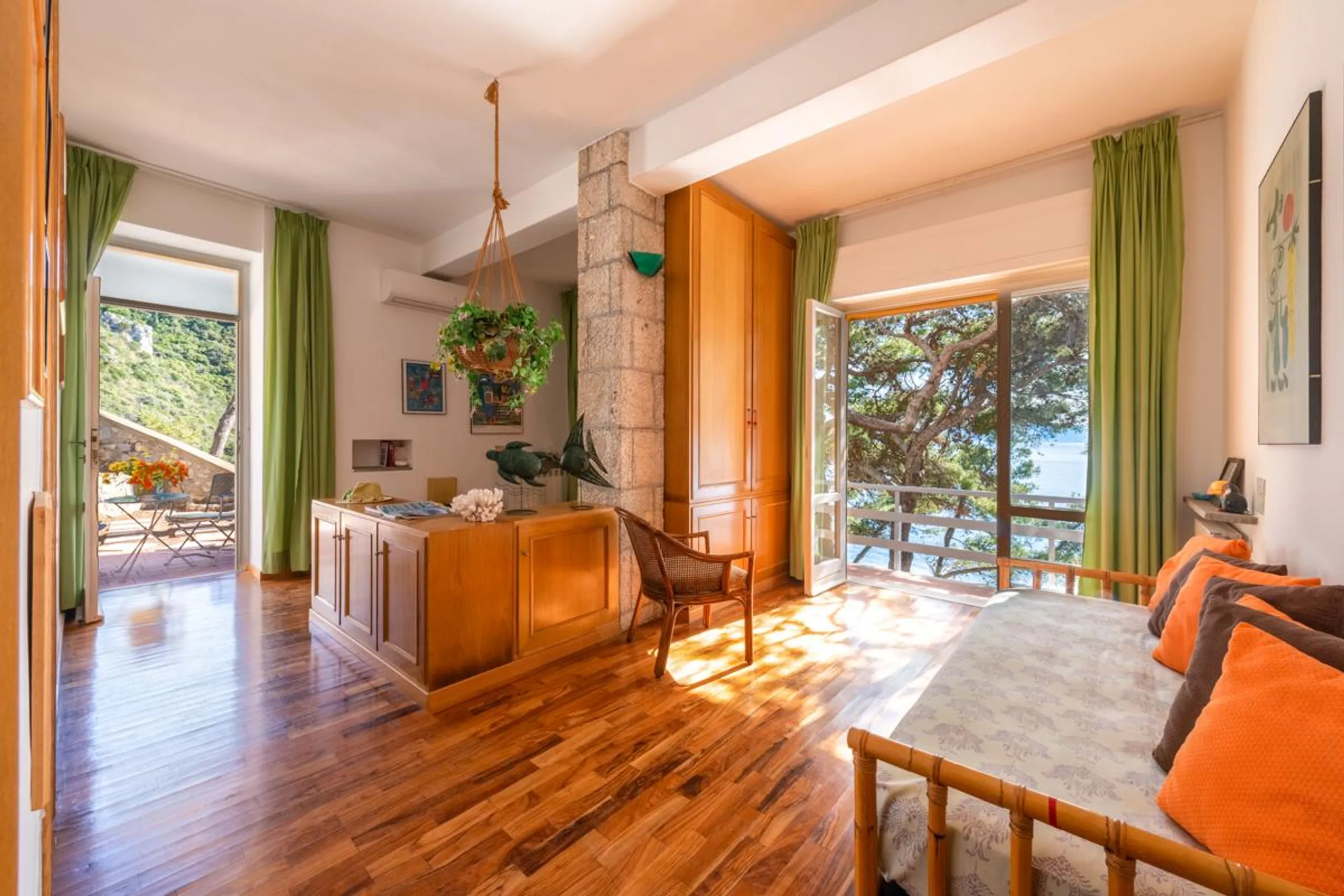 Resplendent Cliffside Villa with Magnificent Ocean Views and Patio — photograph 8