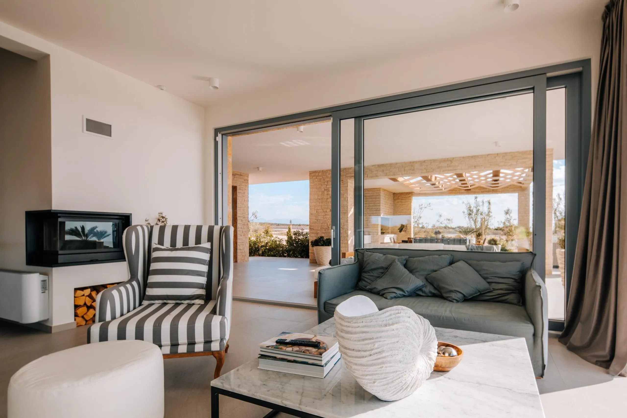 Exquisite Two-Story Villa with Infinity Pool, Jacuzzi and Spectacular Sea Views — photograph 7