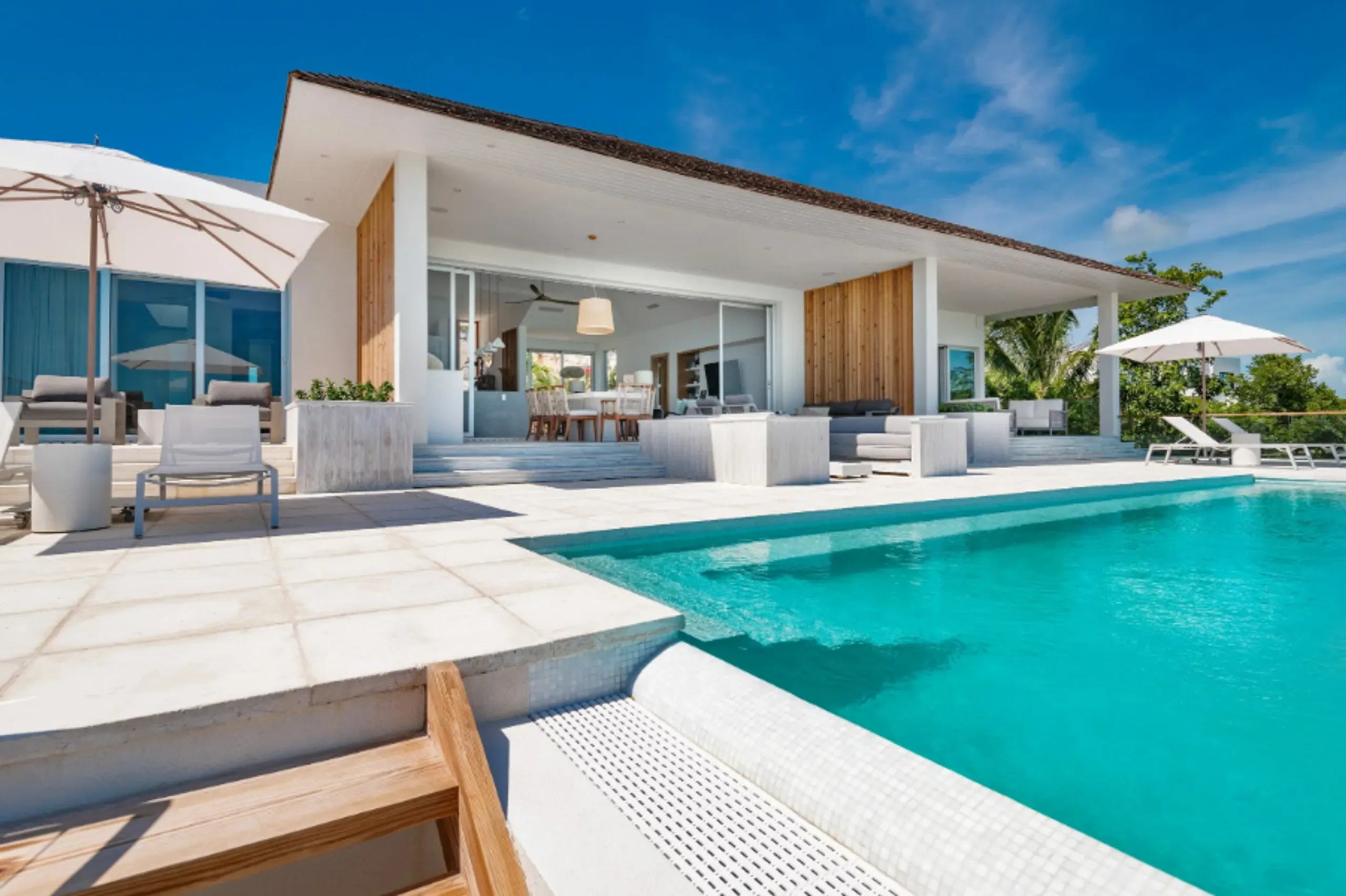 Contemporary Beach House with Breathtaking Ocean Views and Private Beach — photograph 2
