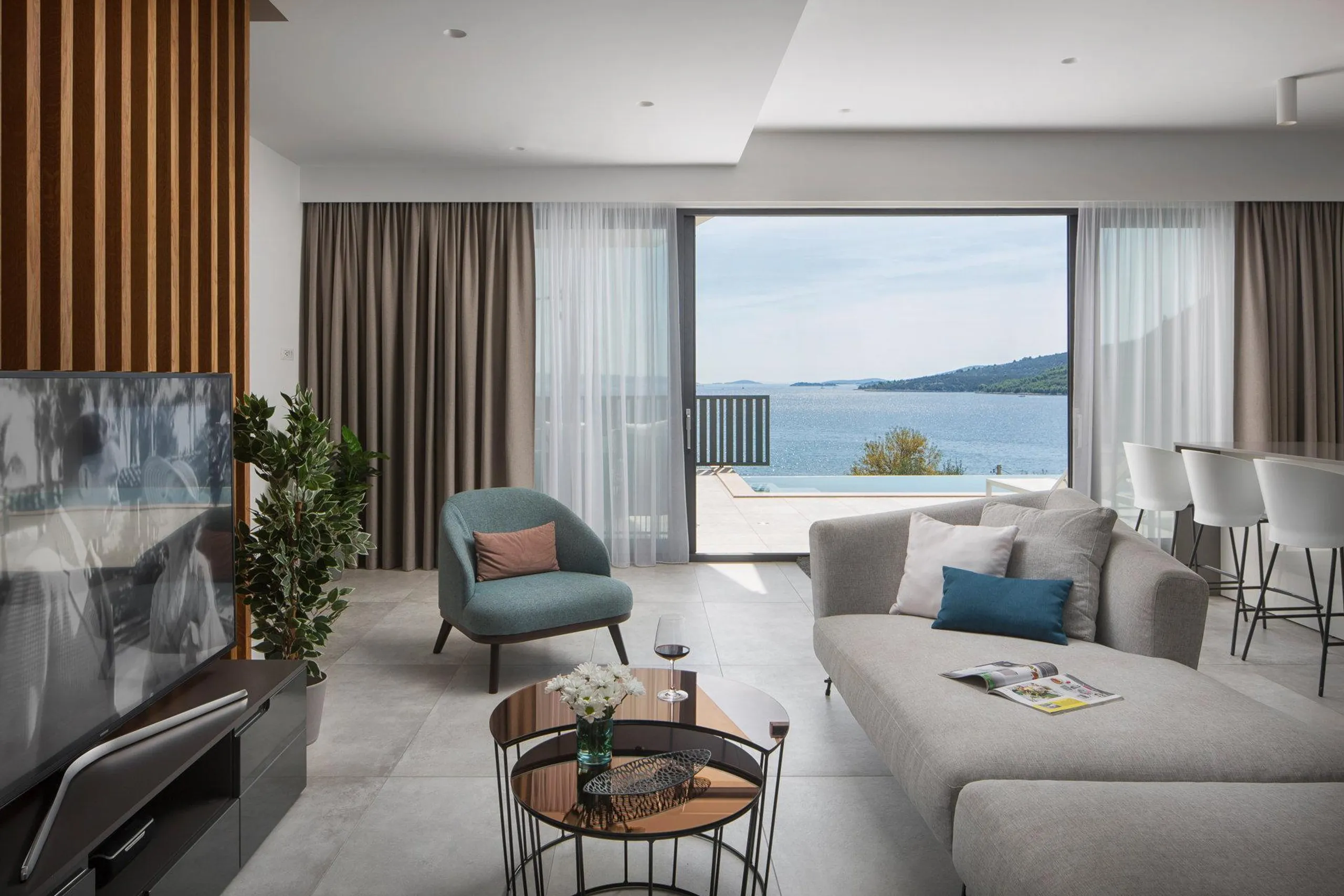 Gleaming White Villa with Private Pool and Sea Views — photograph 9