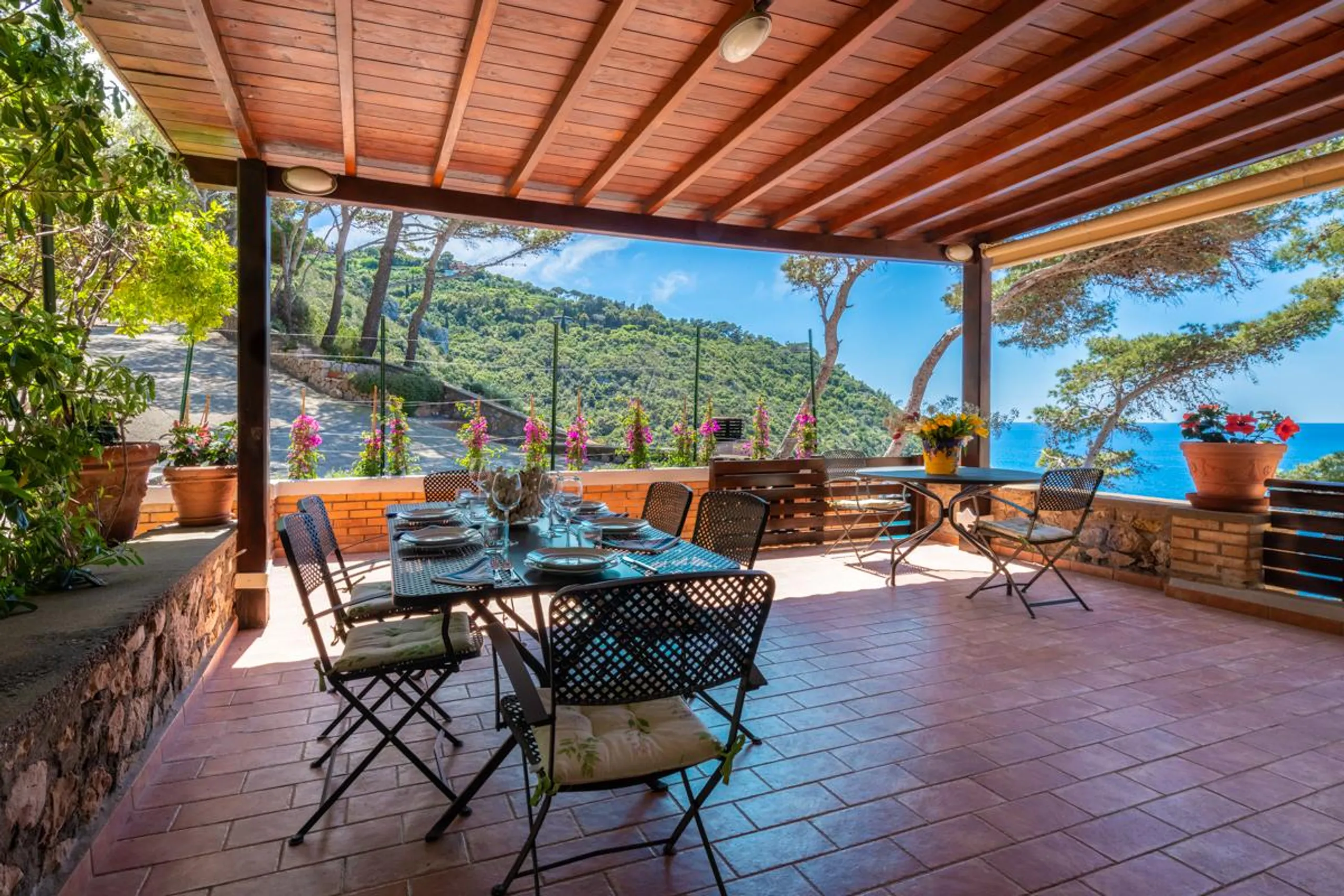 Resplendent Cliffside Villa with Magnificent Ocean Views and Patio — photograph 10