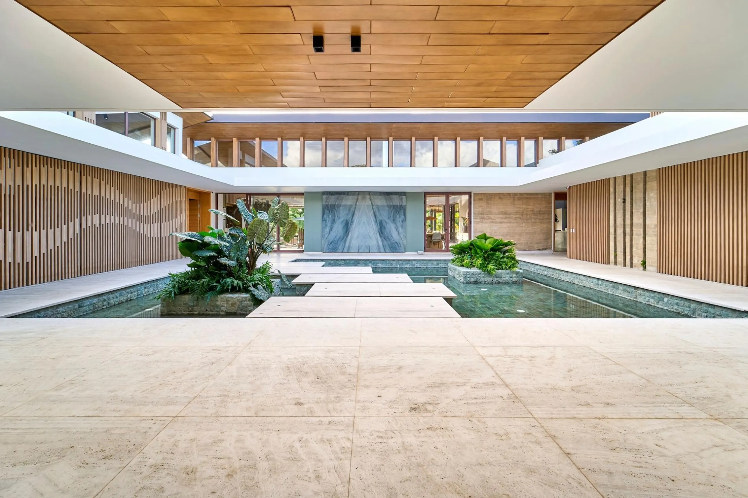 Pristine Palm West Villa with Luxury Amenities — photograph 6