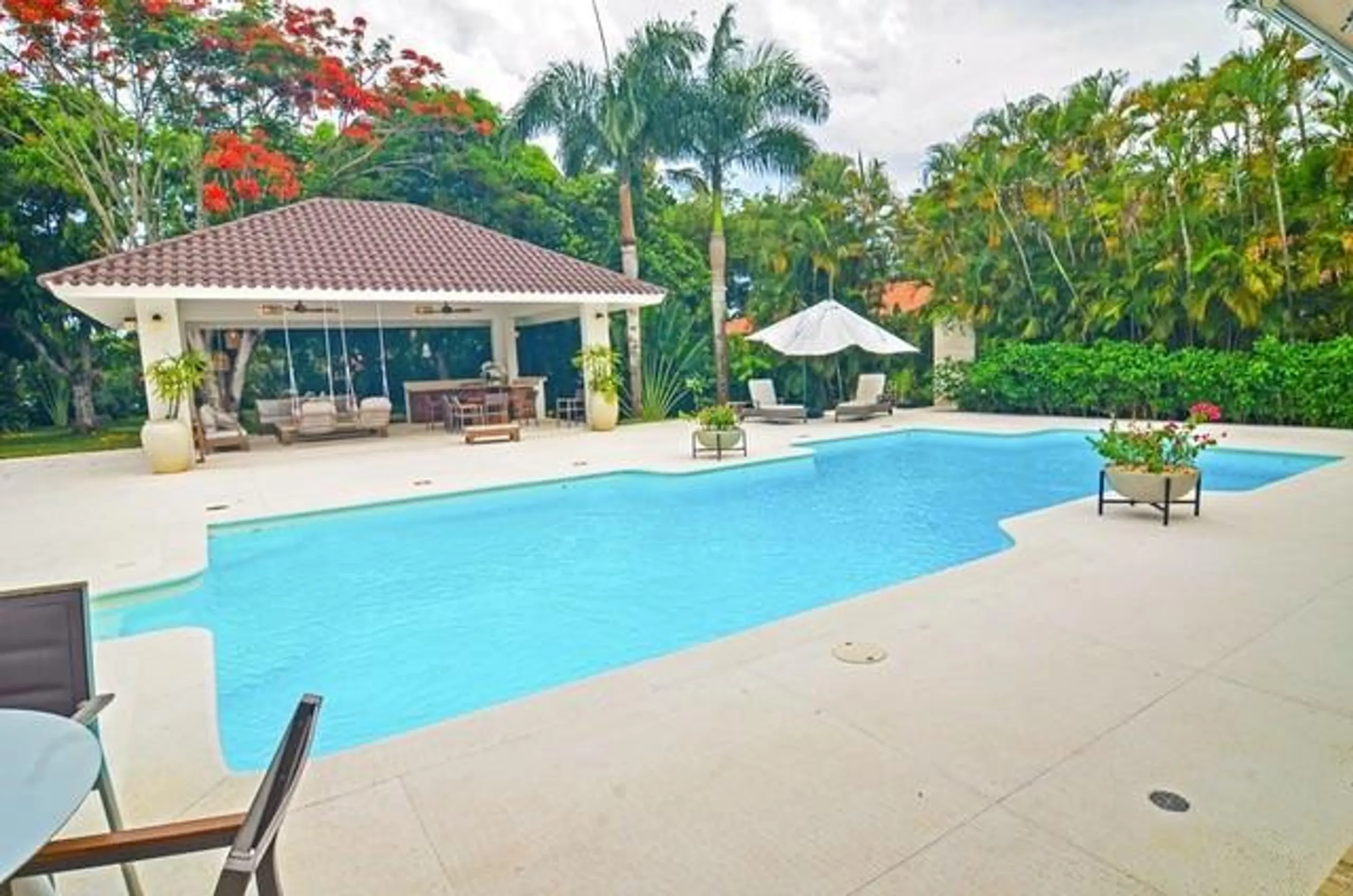 Stunning Tropical Villa with Private Pool — photograph 2