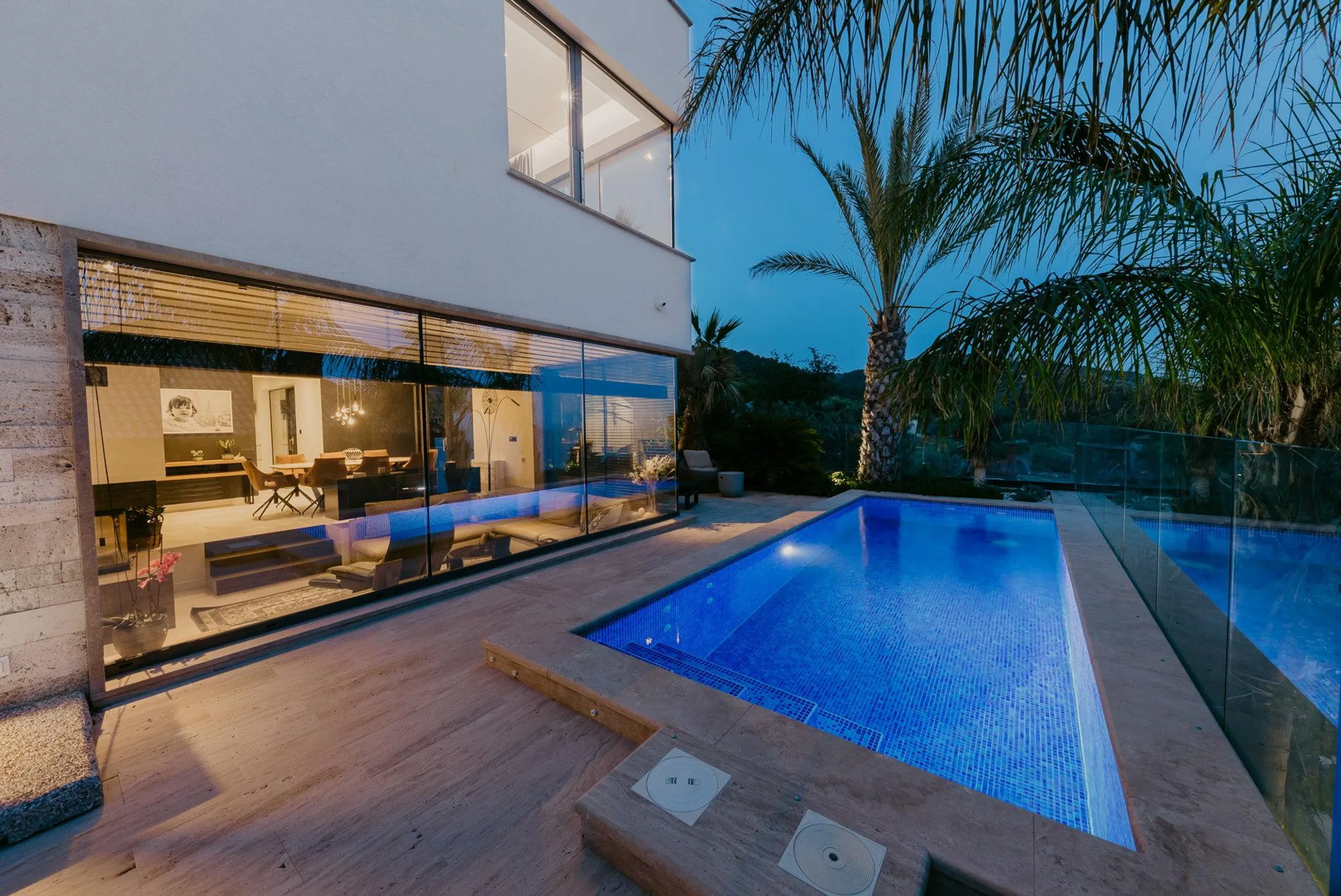 Exquisite Villa with Private Pool, Sauna, Jacuzzi and Enchanting Sea Views, Okrug Gornji