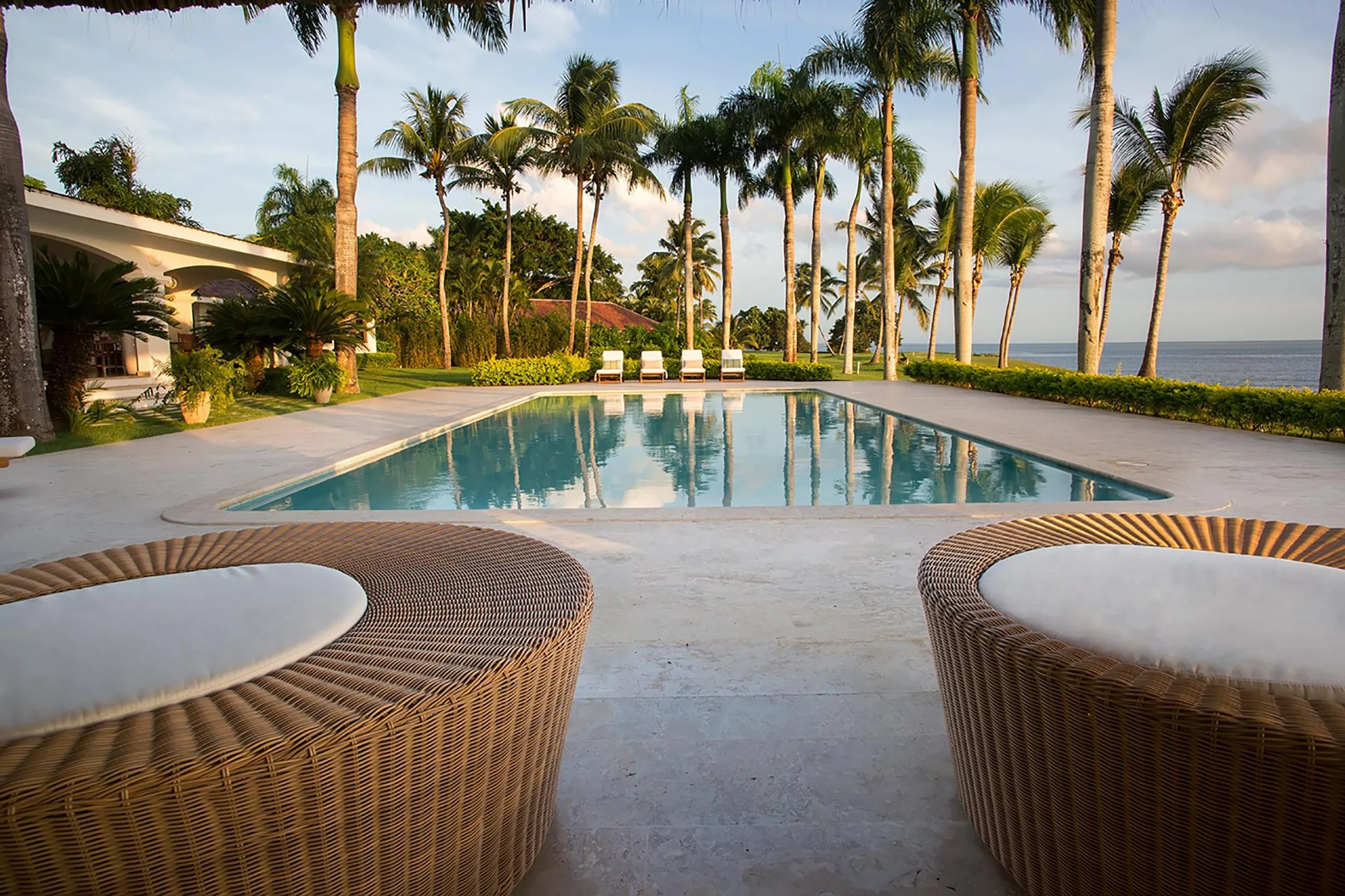 Plush and Inviting 4BR Villa with Private Pool and Ocean Views — photograph 4