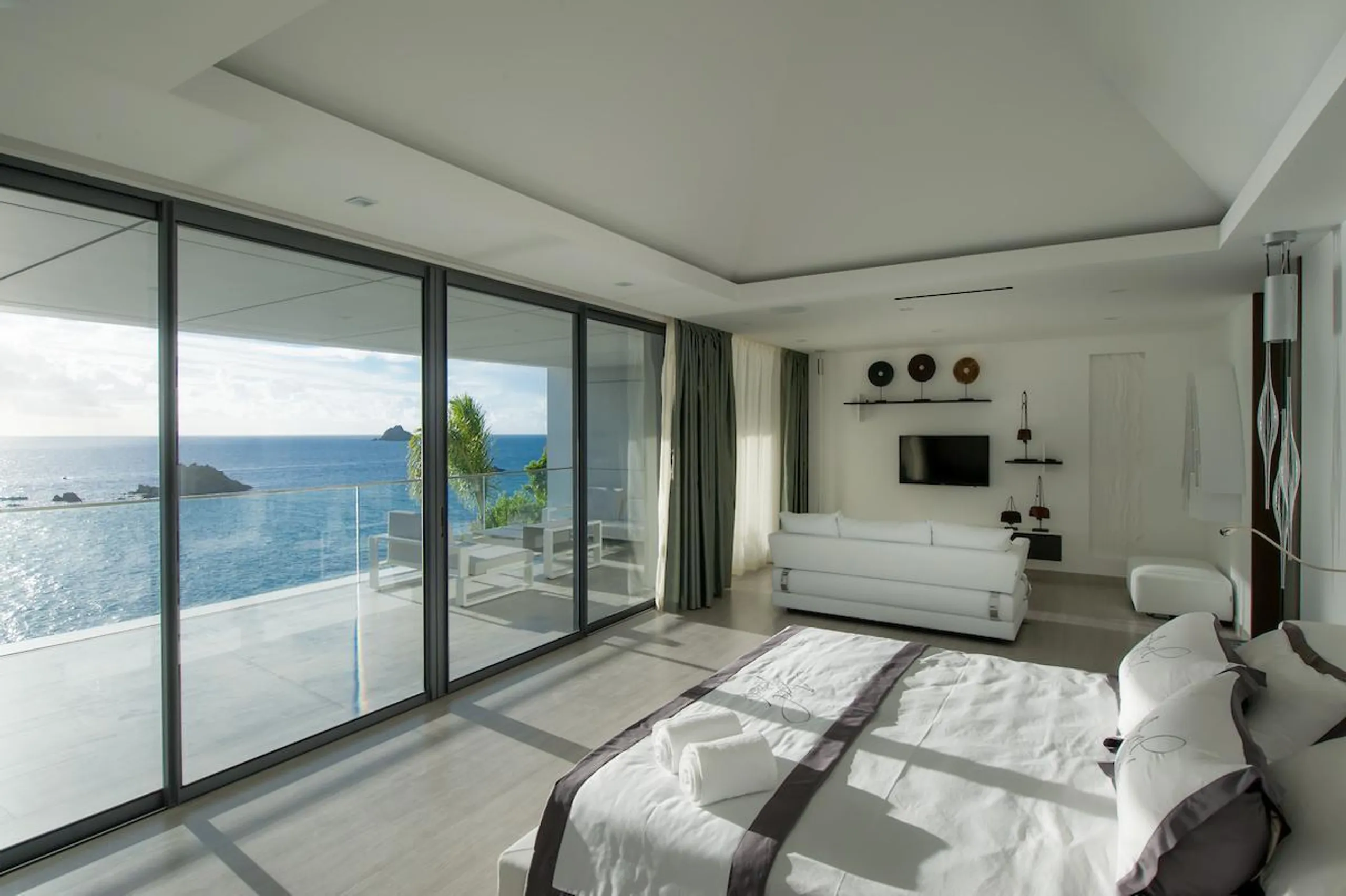 Sweeping Sleek and Stunning Oceanview Villa with Infinity Pool and Golfers Dream Fitness Equipment — photograph 8