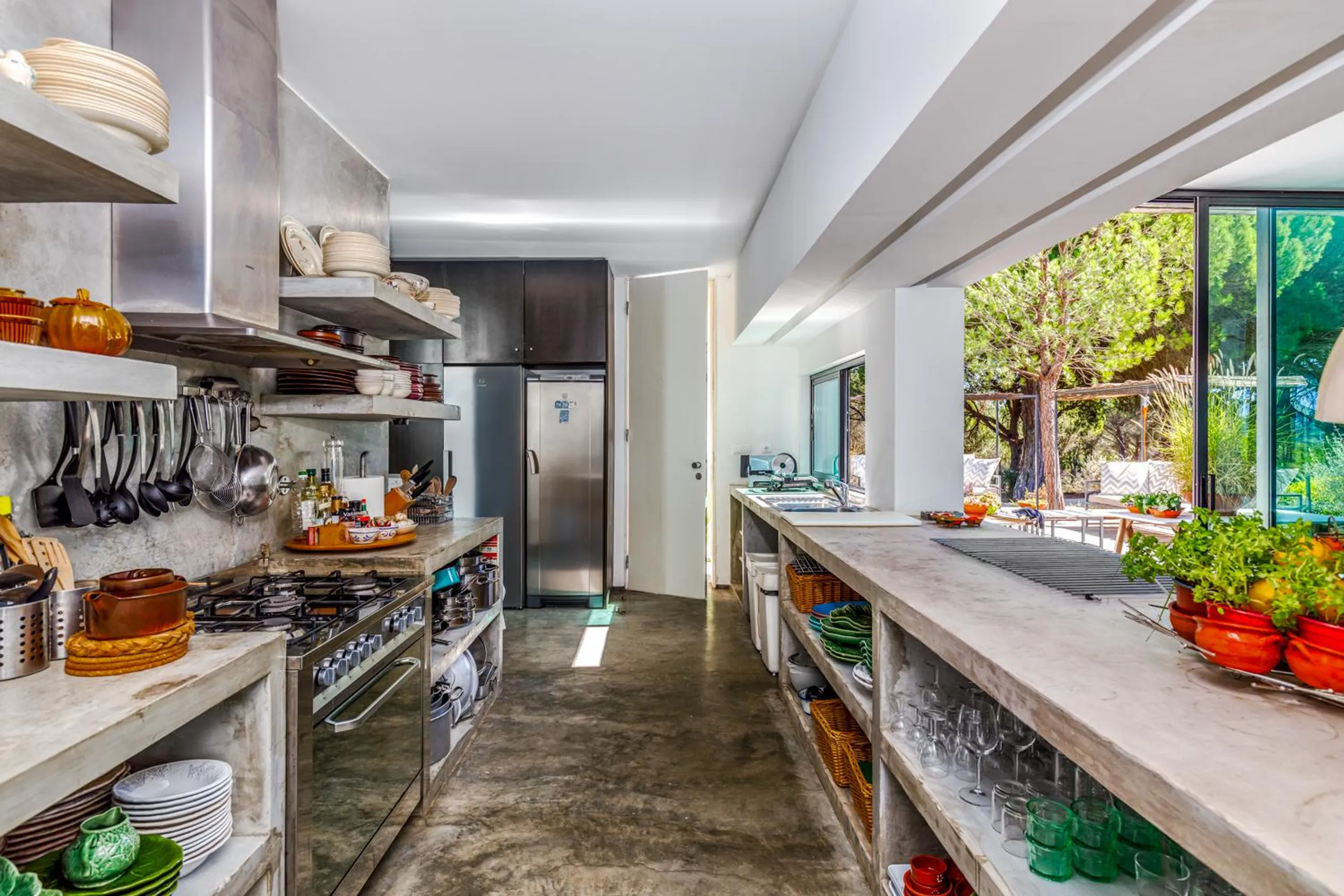 Contemporary Cork Oak Forest Villa with Infinity Pool and Veranda — photograph 8