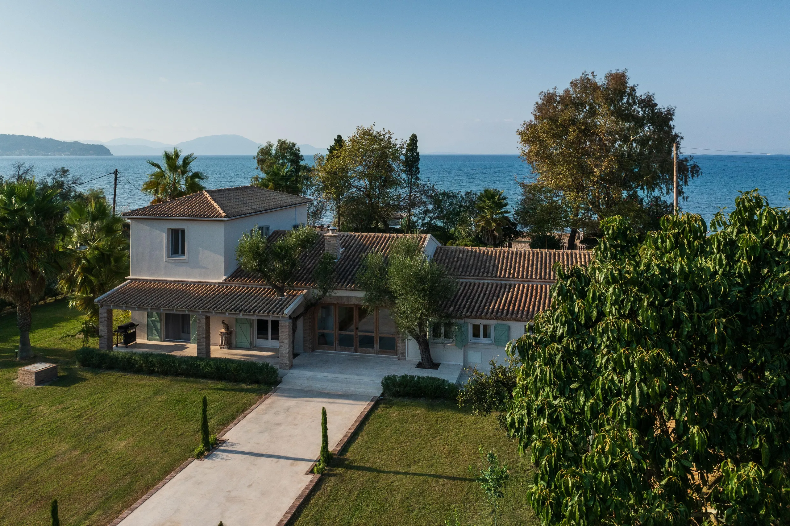 Luxurious Retreat with Majestic Mountain Views and Elegant Pool VILLAWAY® — photograph 10