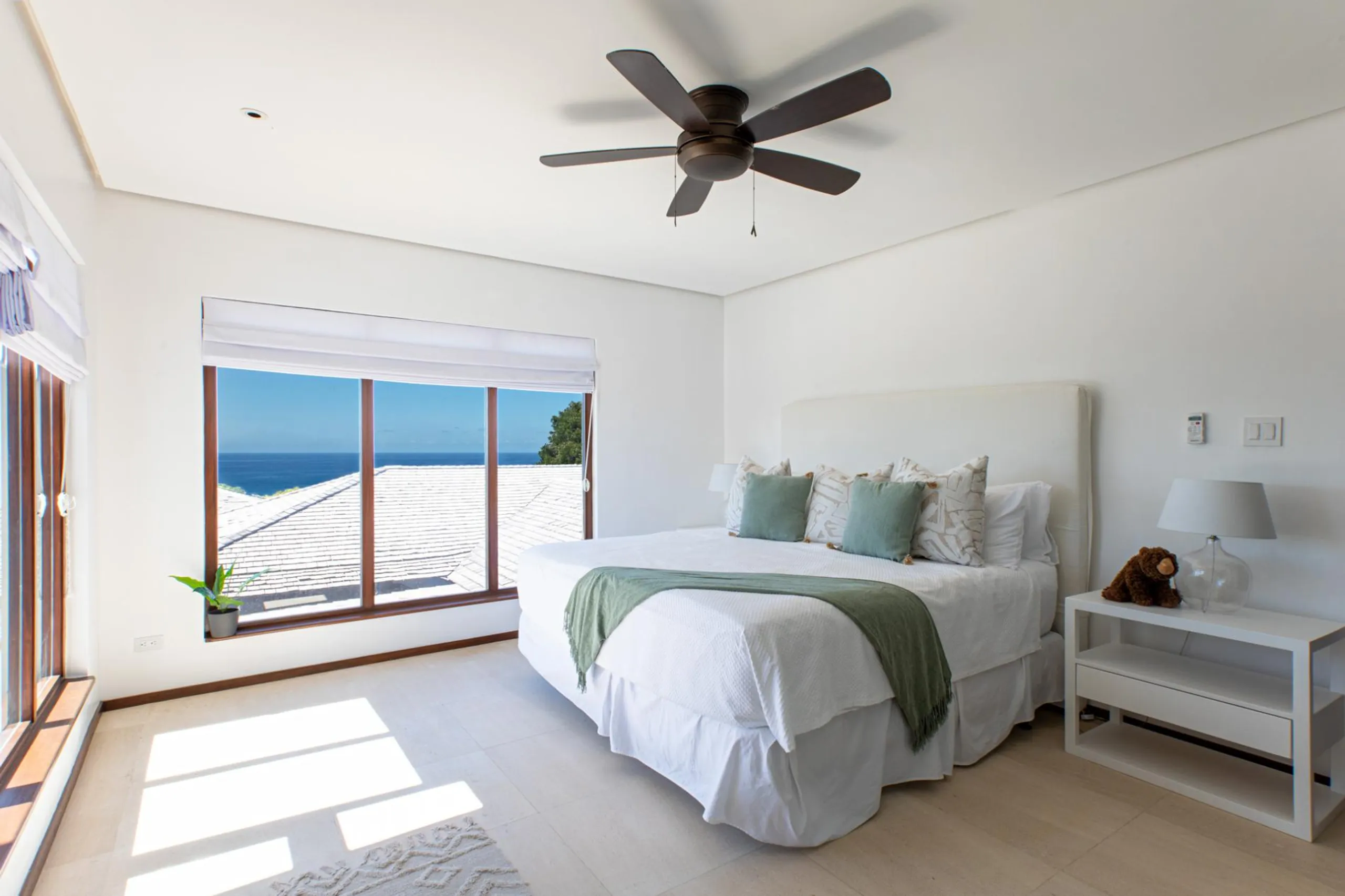 Grandiose Contemporary Villa with Private Pool and 360-Degree Panoramic Views — photograph 10
