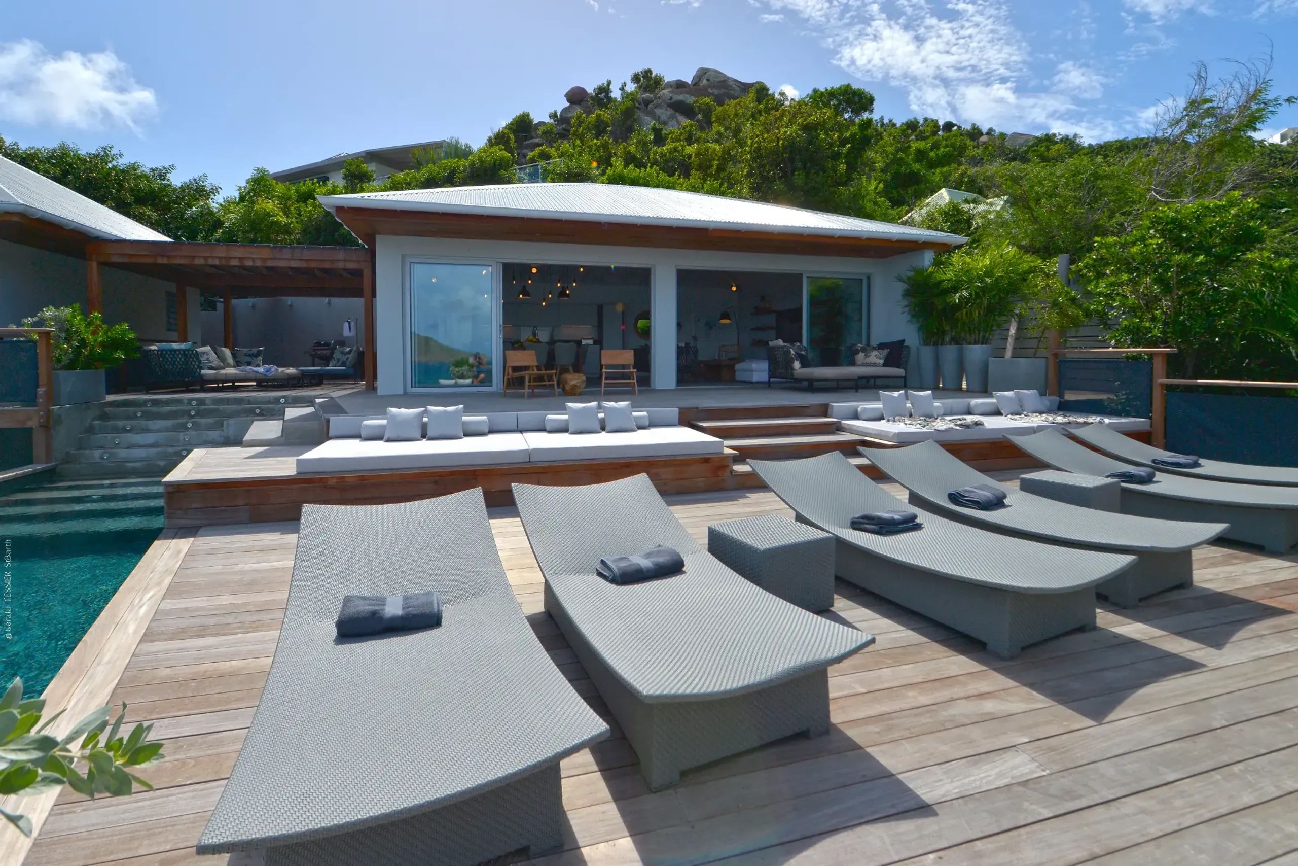Captivating Seaside Villa with Infinity Pool and Walks to Beach — photograph 6
