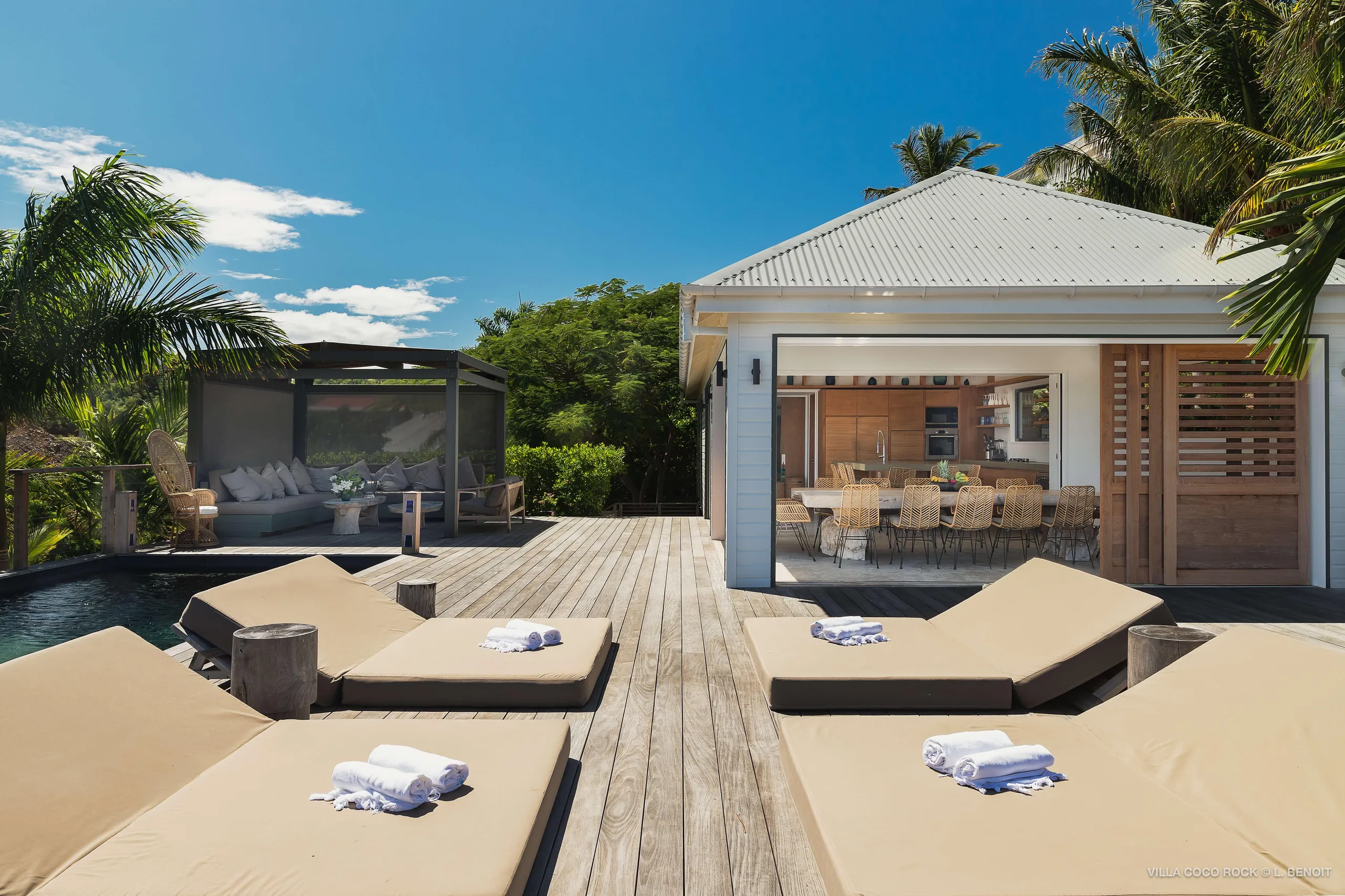 Palatial Oceanside Estate with Infinity Pool and Walks to Beach — photograph 7