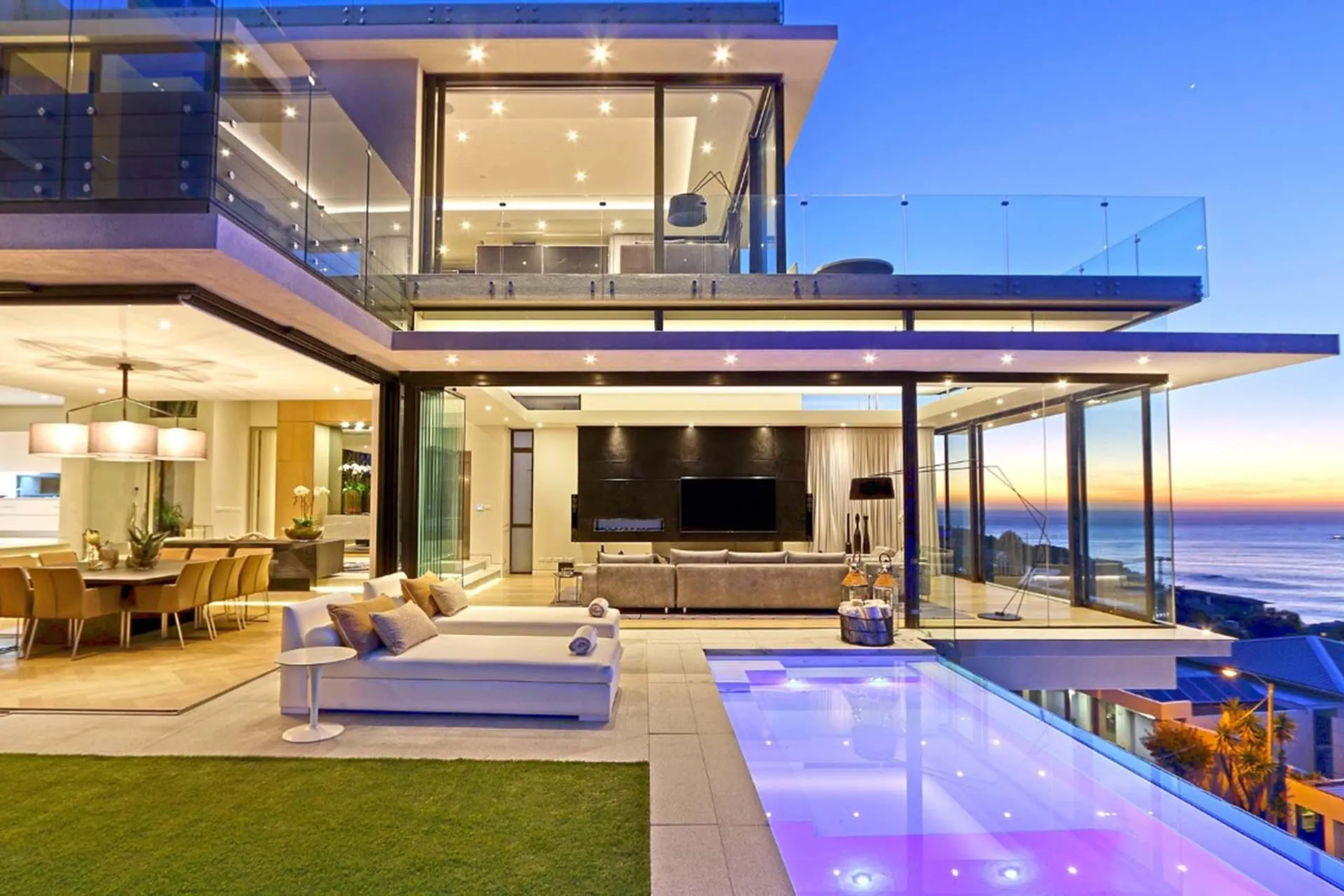 Magnificent Modern Contemporoary Villa with Sweeping Ocean Views, Cape Town