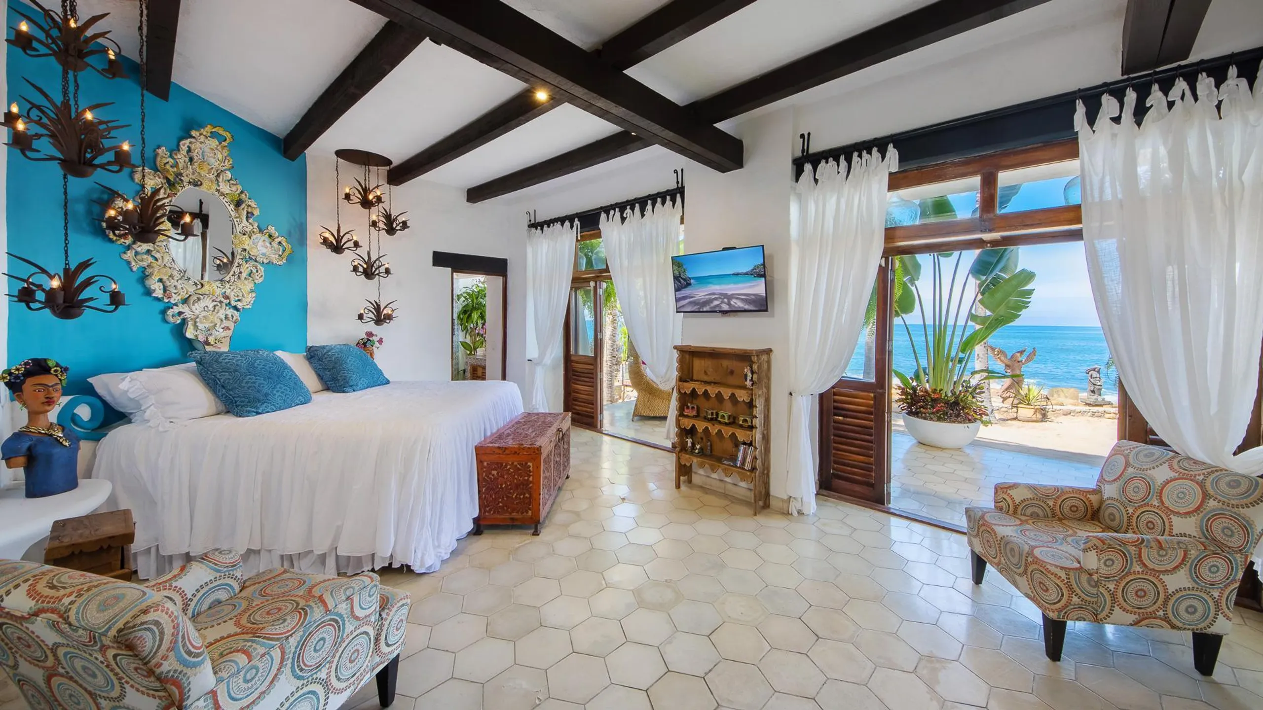 Gorgeous Beachfront Hacienda with Private Pool and Lush Tropic Grounds — photograph 10