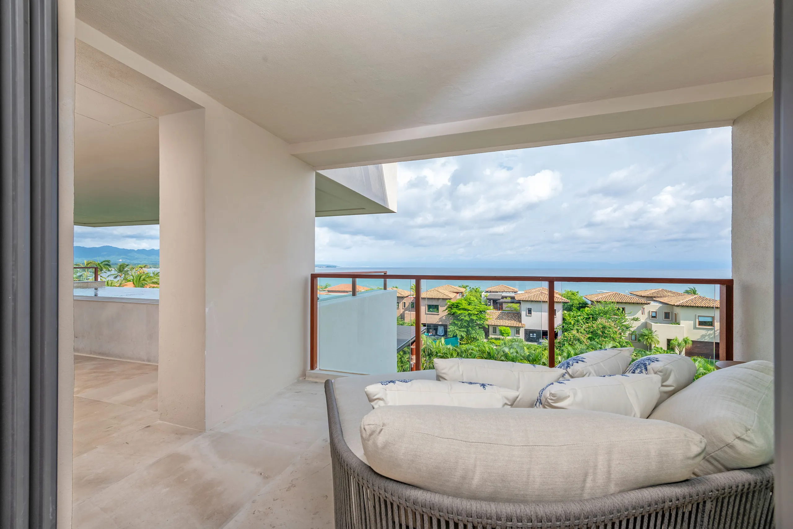 Modern 4-Bedroom Villa with Private Pool and Ocean Views — photograph 11