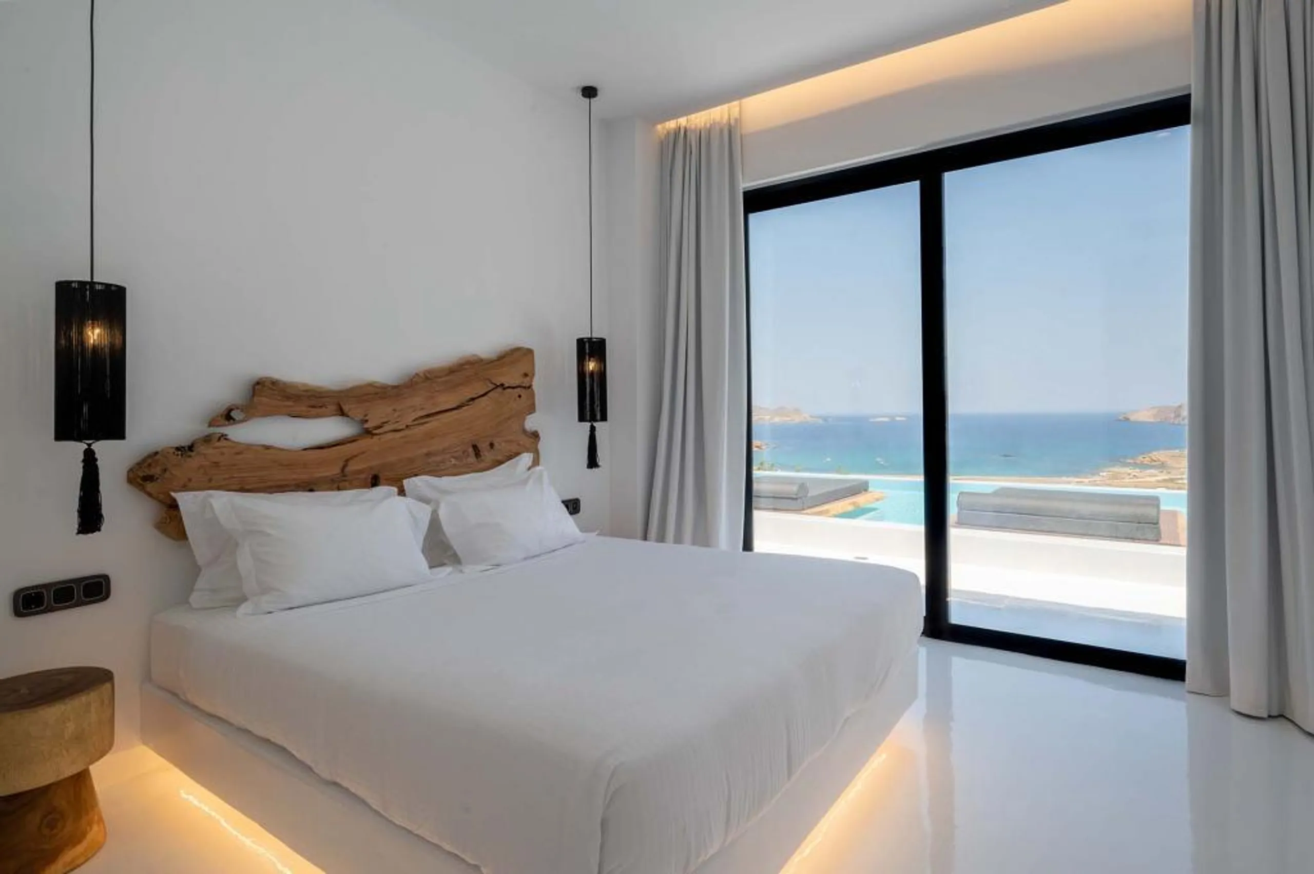 Majestic Seaside Haven with Overlooking Infinity Pool — photograph 9