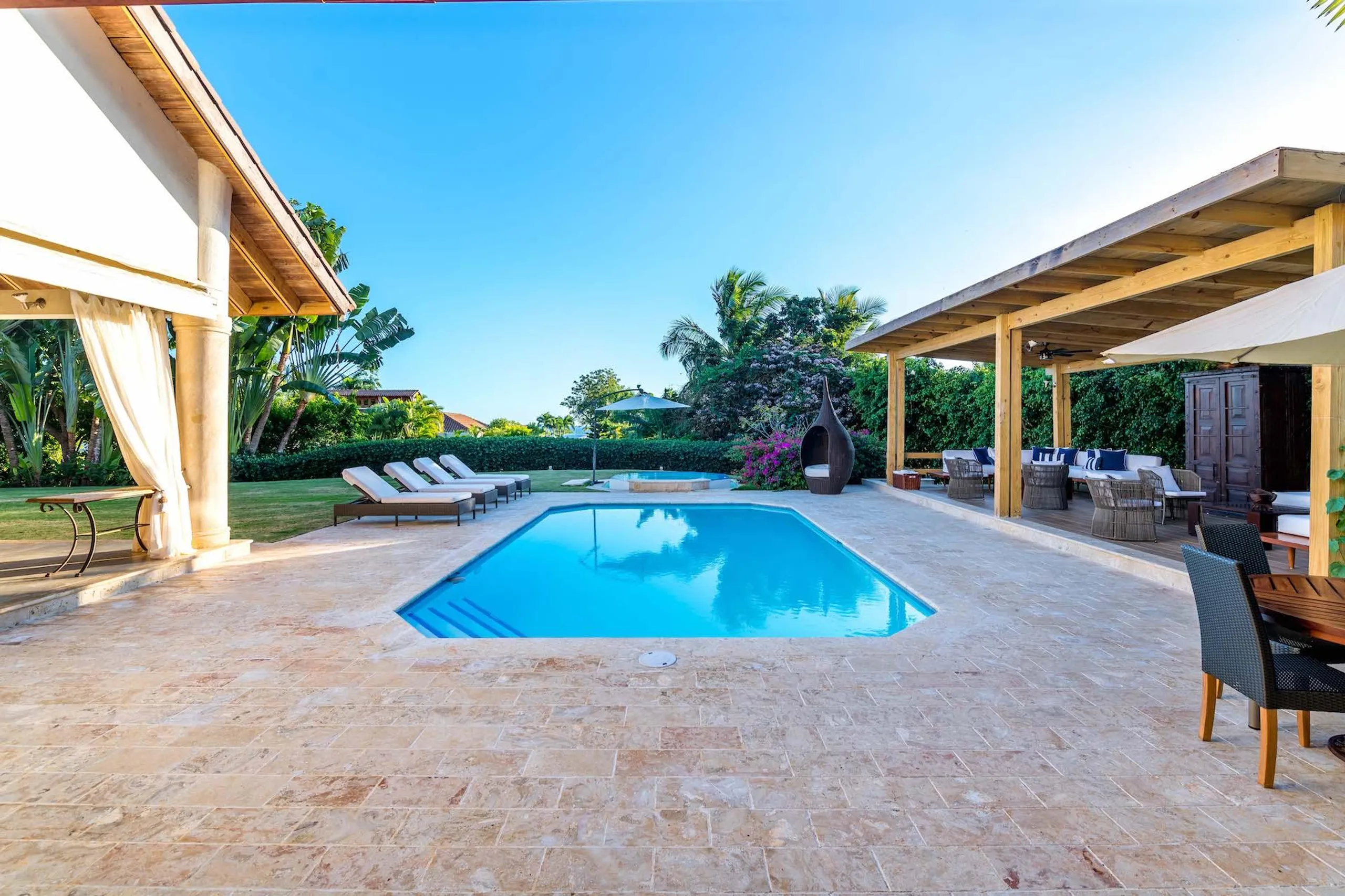 Plush and Inviting 6BR Villa with Private Pool and Relaxing Terrace — photograph 5