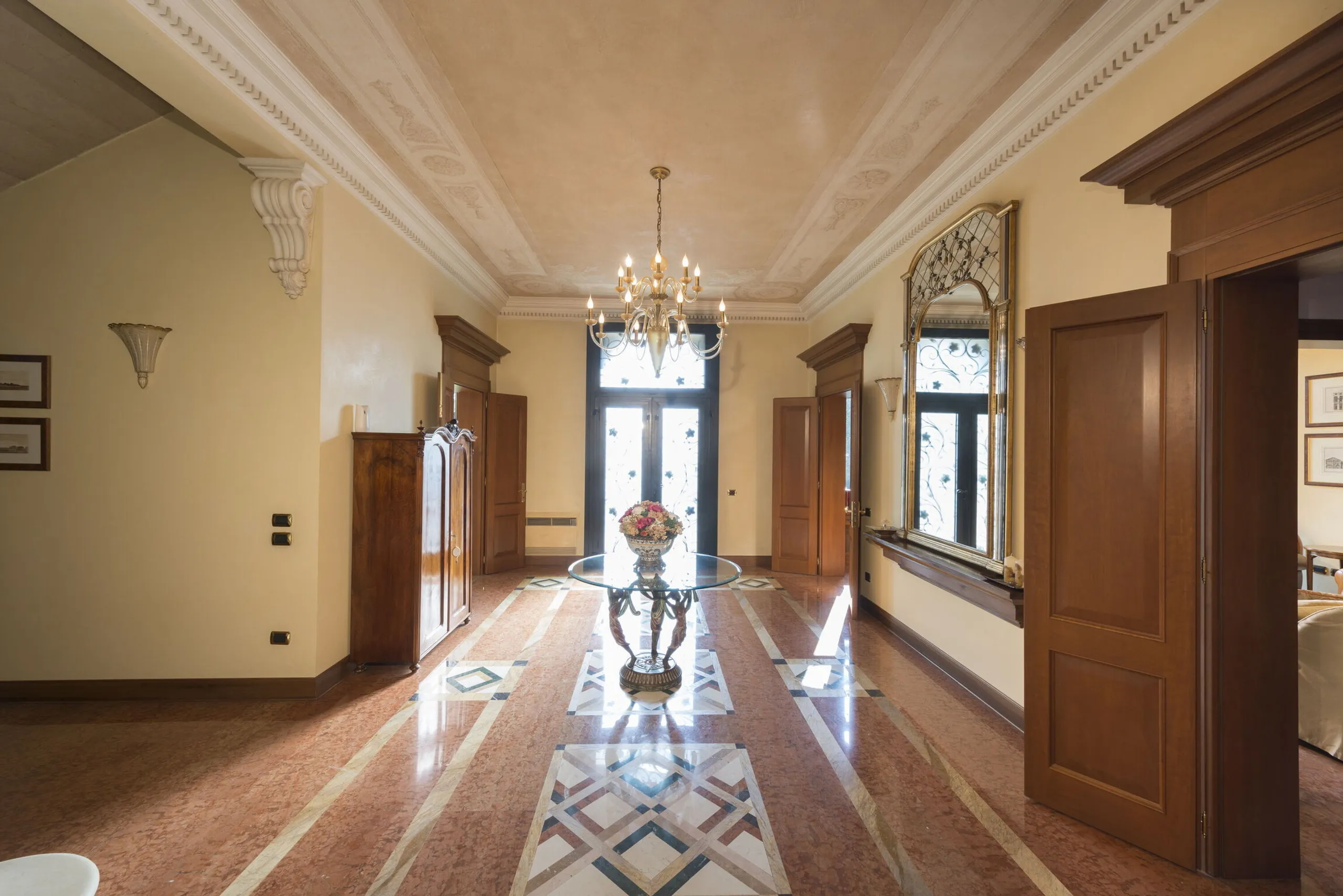 Classic 20th-Century Villa with Garden and Park near Venice — photograph 9