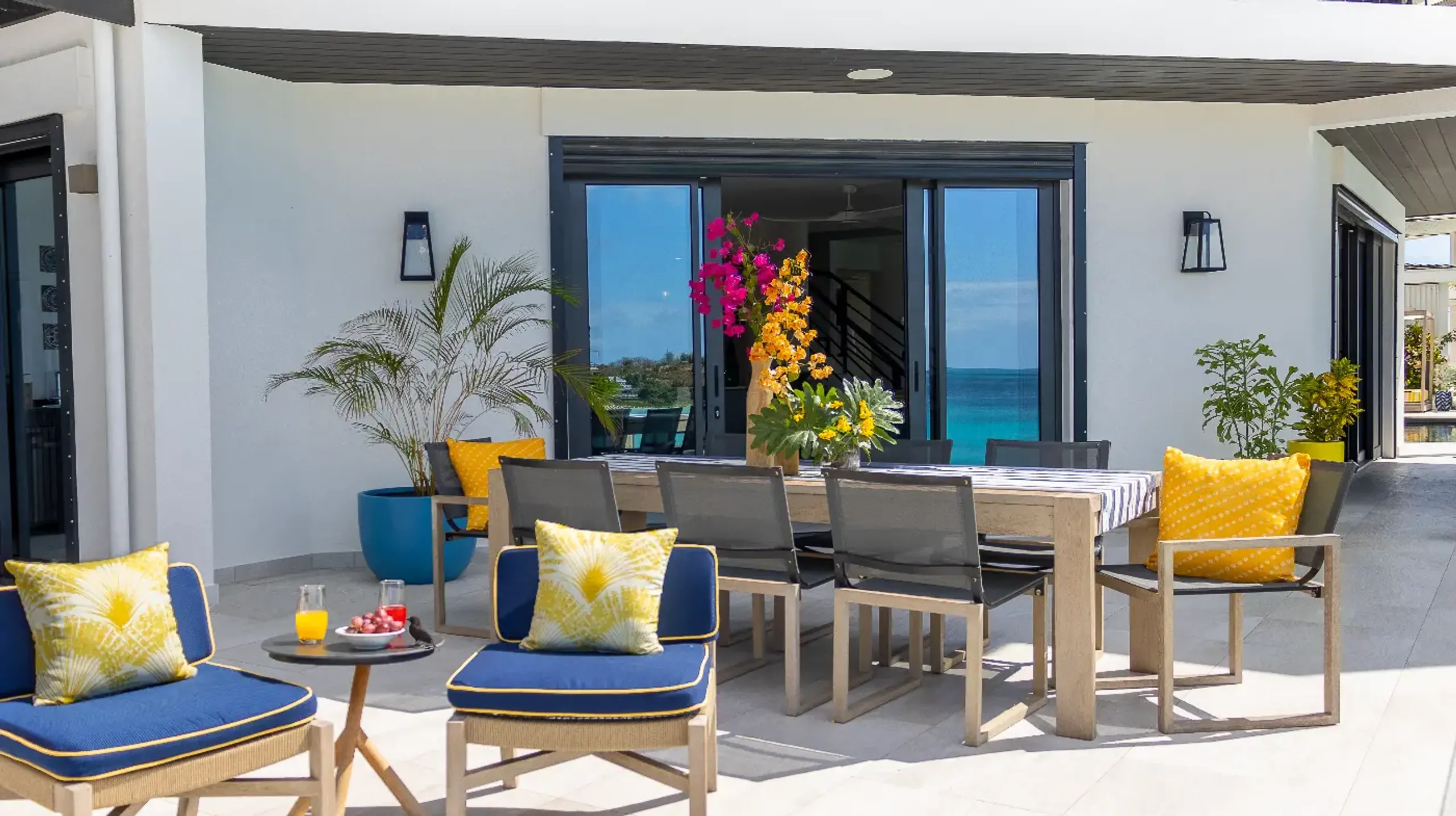 Beachfront Inspiring 4-Bedroom Villa with Infinity Pool & Private Access to Ffryes Beach — photograph 7