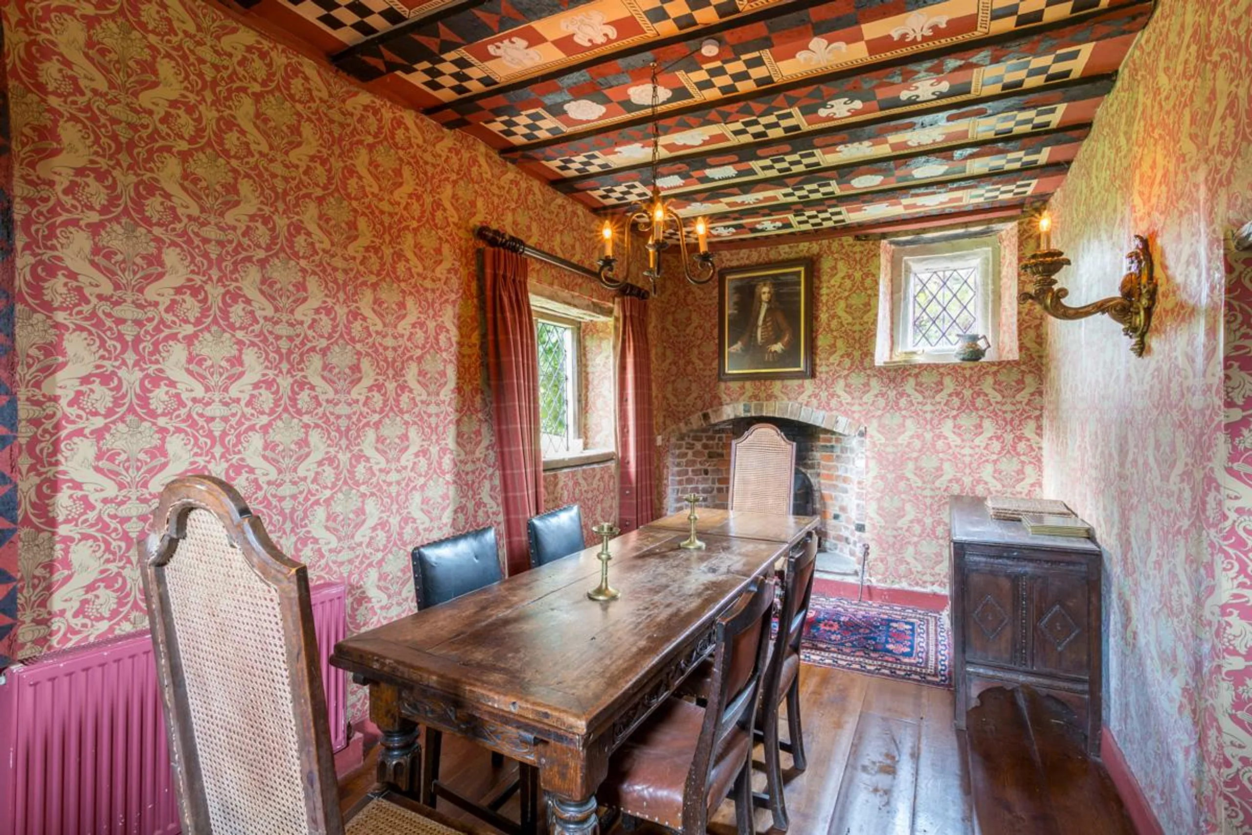 Serene Historic Villa with Sun Terraces and Garden Views of Ancient Woodland — photograph 6