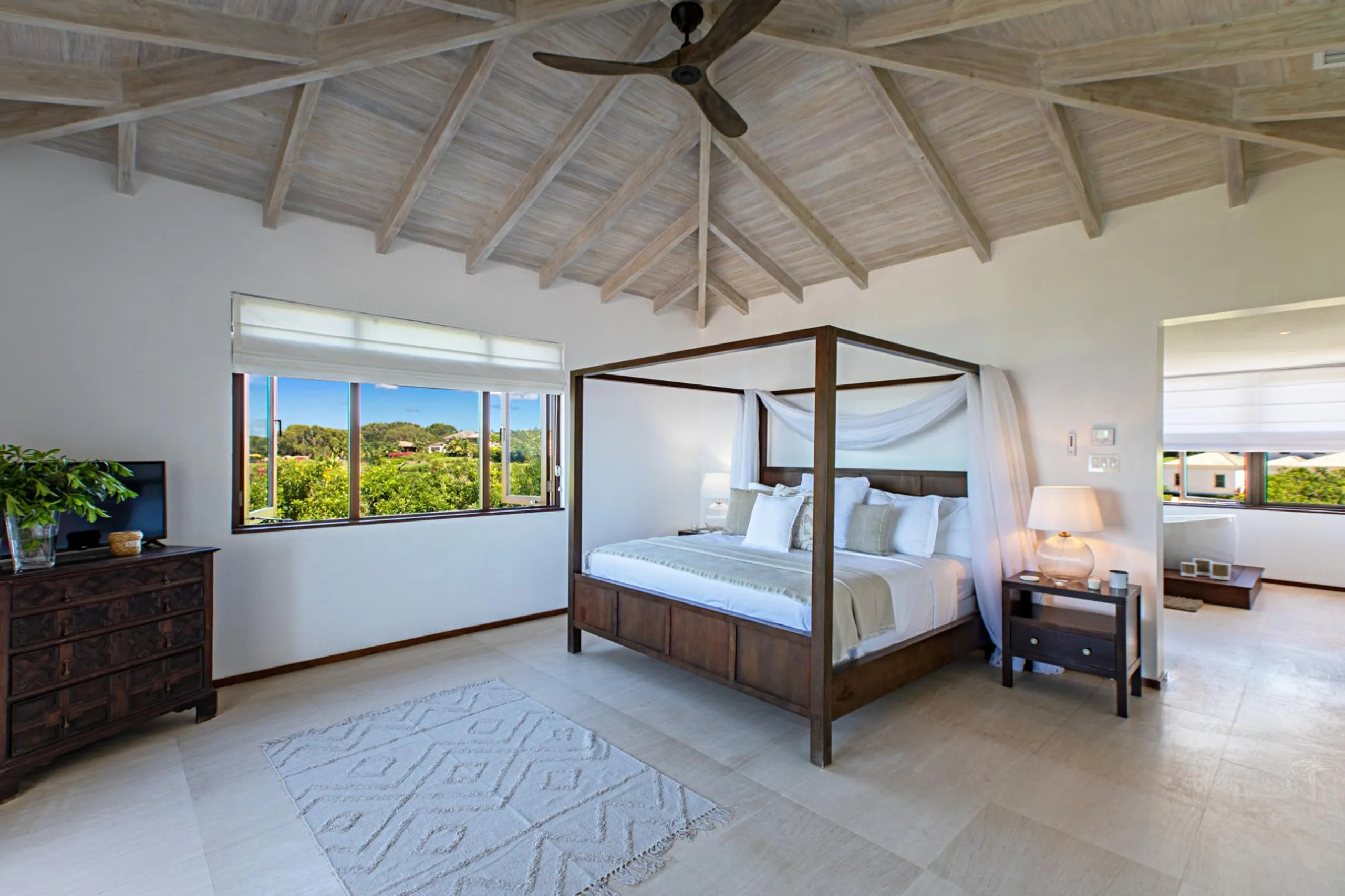 Grandiose Contemporary Villa with Private Pool and 360-Degree Panoramic Views — photograph 11