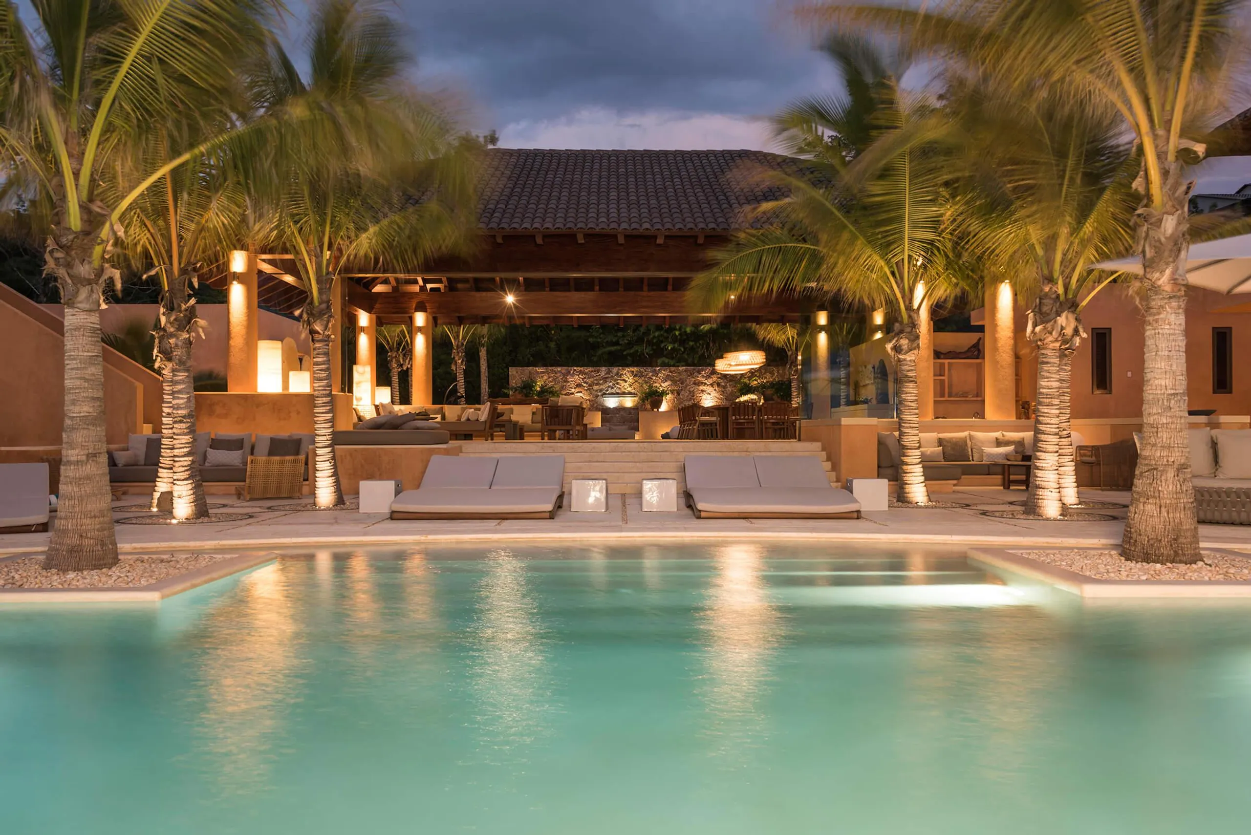 Majestic 3-Level Villa with Infinity Pool and Ocean Views in Kupuri — photograph 2