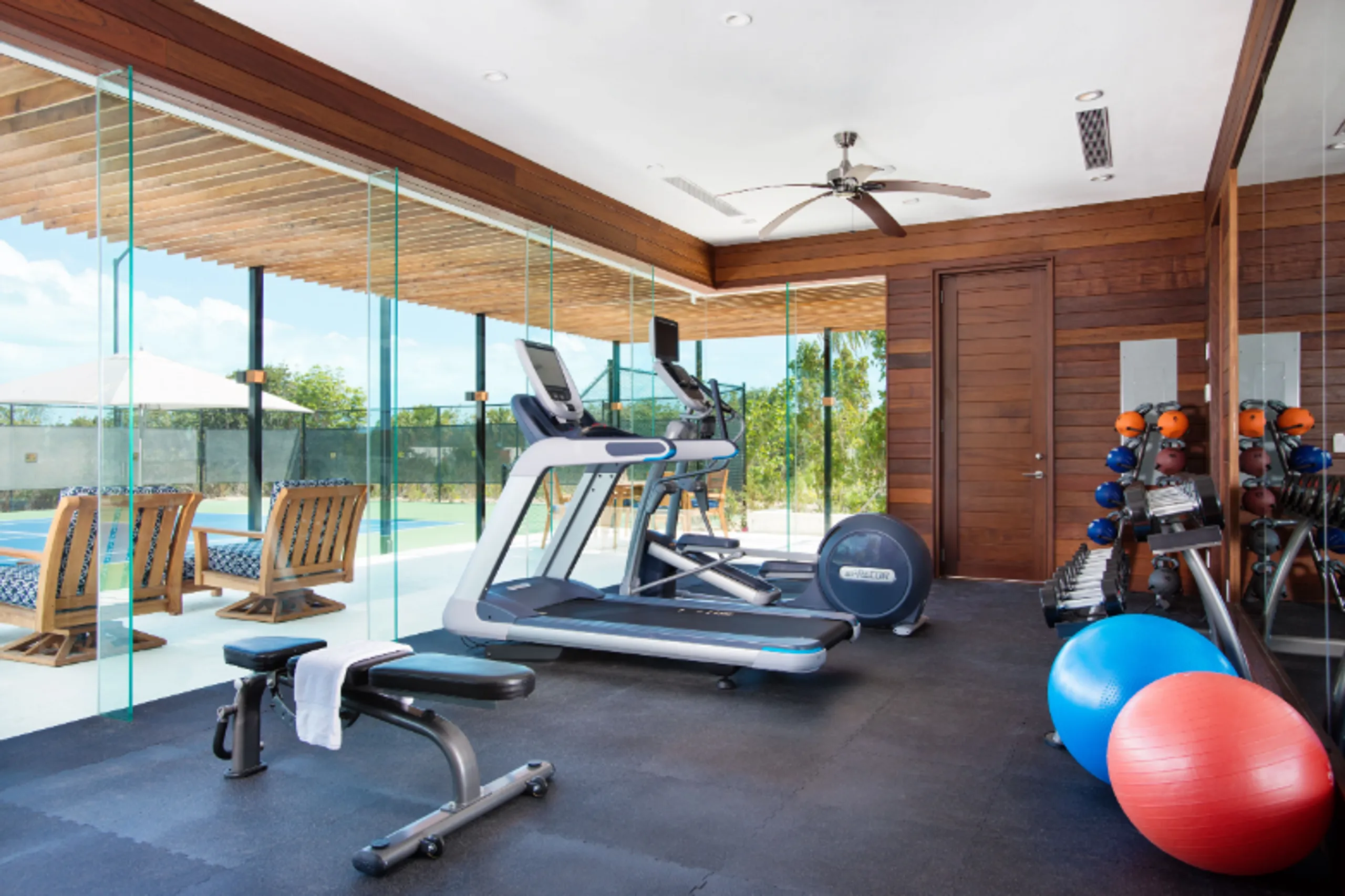 Stunning Luxury Beachfront Villa with Private Pool and Incredible Ocean Views — photograph 6