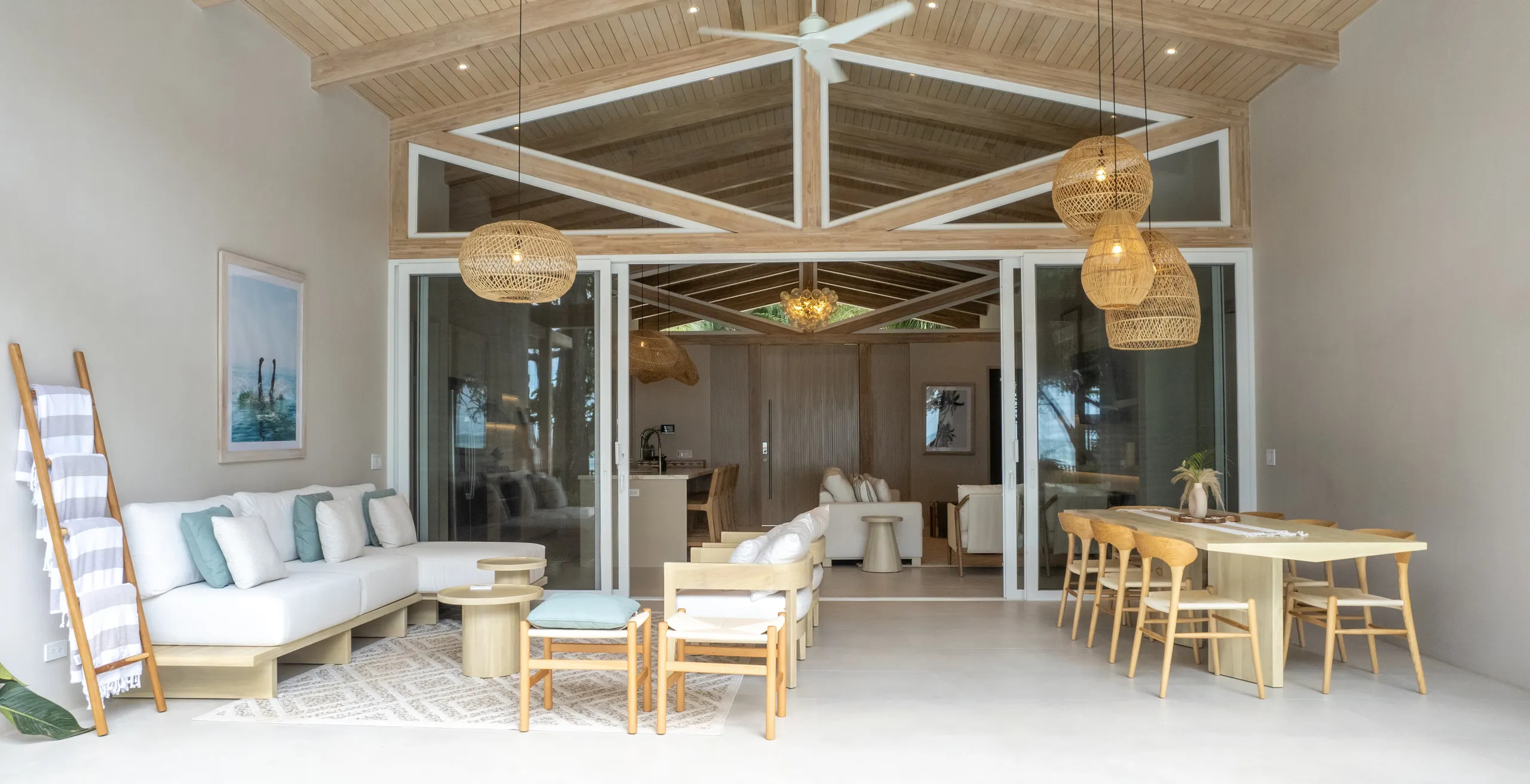 Chic Oceanfront Villa with Panoramic Views on Santa Teresa’s Golden Sands — photograph 6