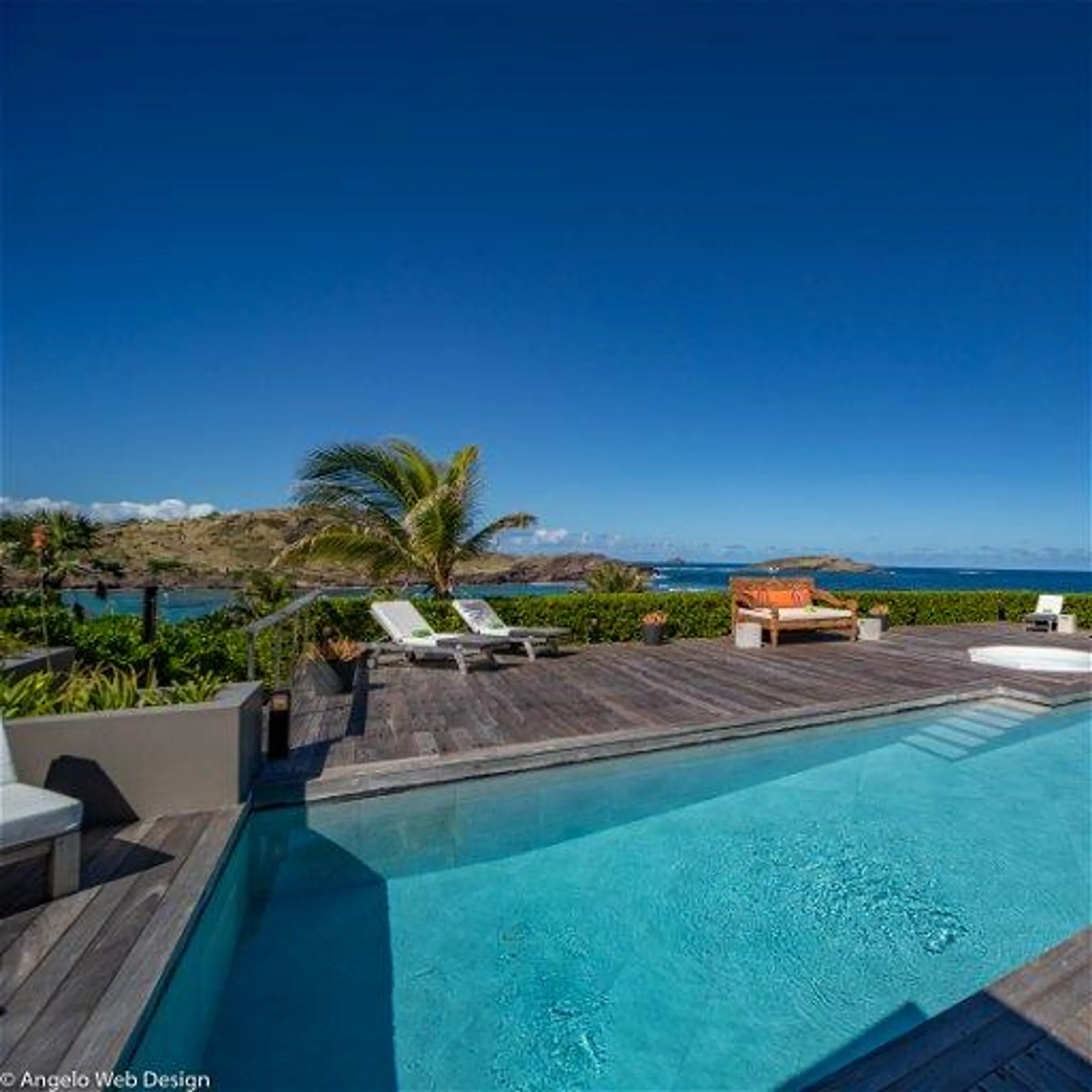 Stylish Contemporary Styled Villa with Heated Pool, Jacuzzi and Ocean Views — photograph 7